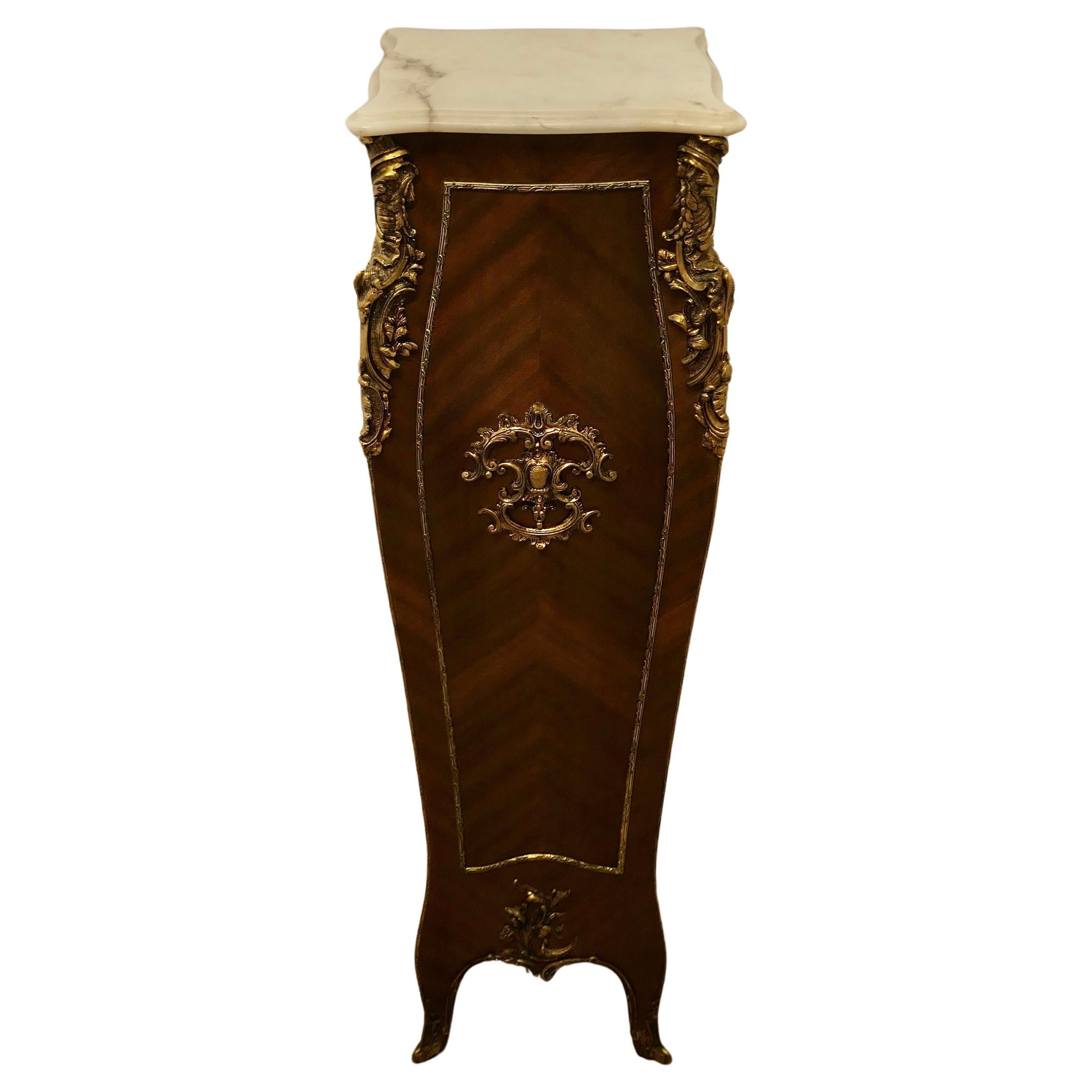 Großer französischer Rokoko-Sockel aus Nussbaum und Ormolu