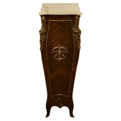 Großer französischer Rokoko-Sockel aus Nussbaum und Ormolu