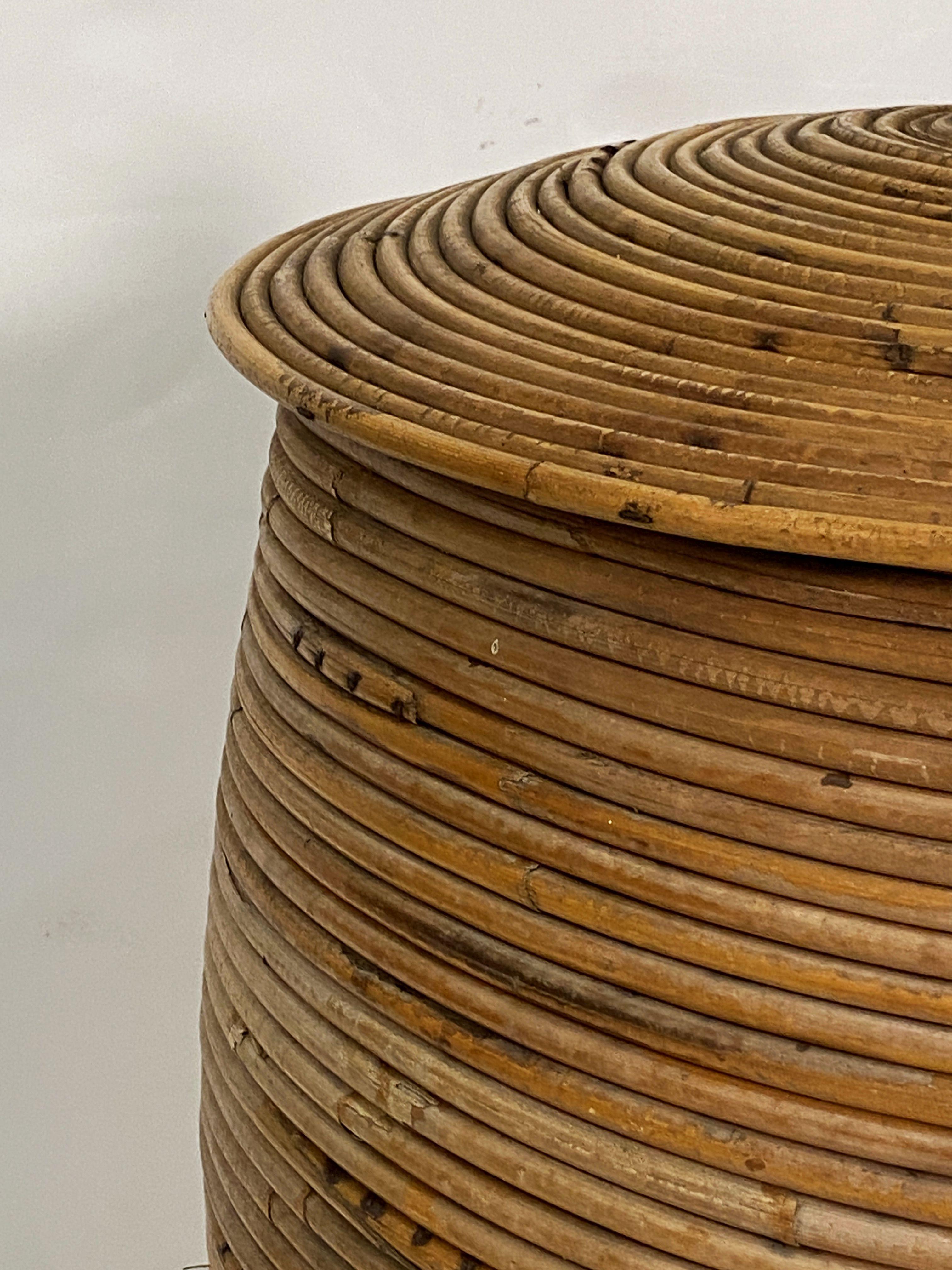 Großer französischer runder Korbbehälter aus spiralförmigem Schilfrohr mit Deckel im Angebot 9