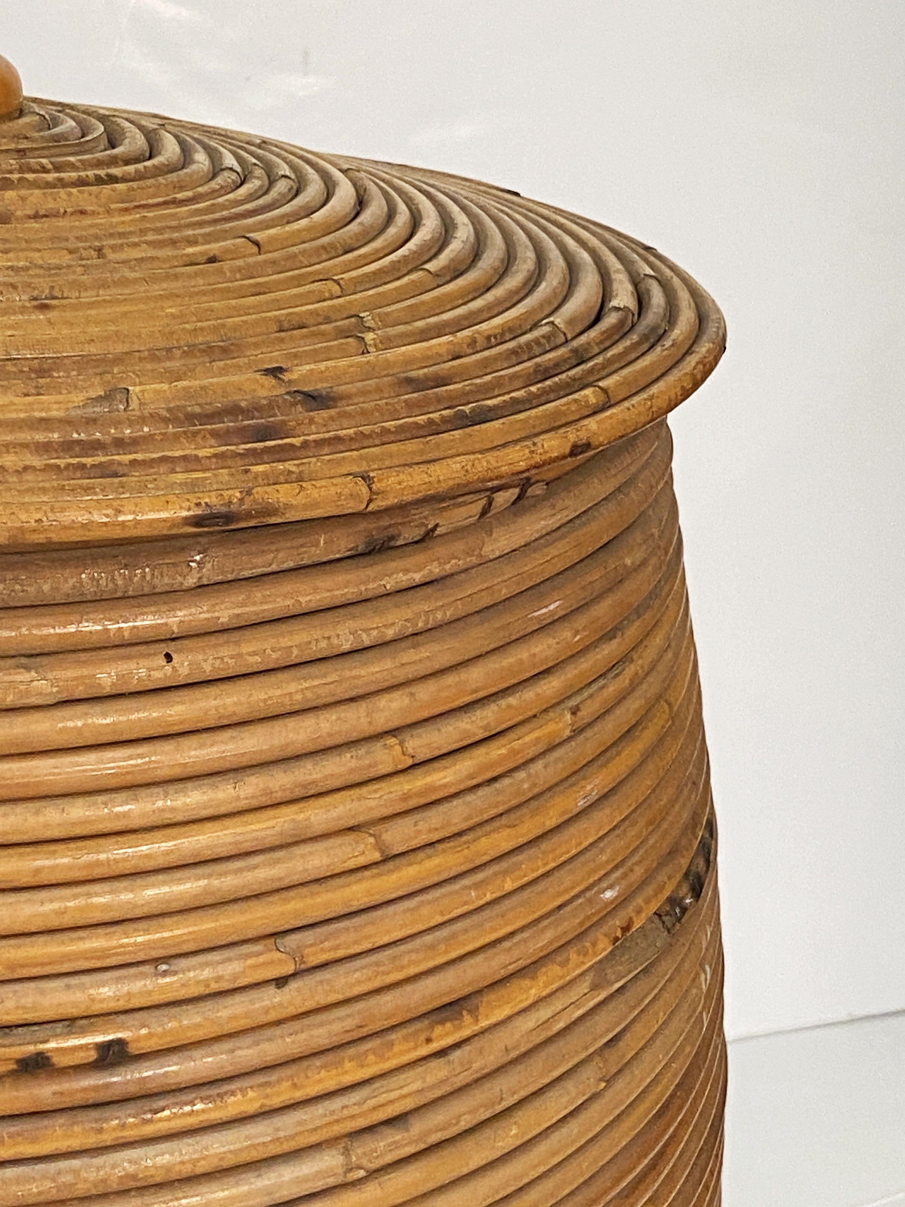 Großer französischer runder Korbbehälter aus spiralförmigem Schilfrohr mit Deckel im Angebot 10