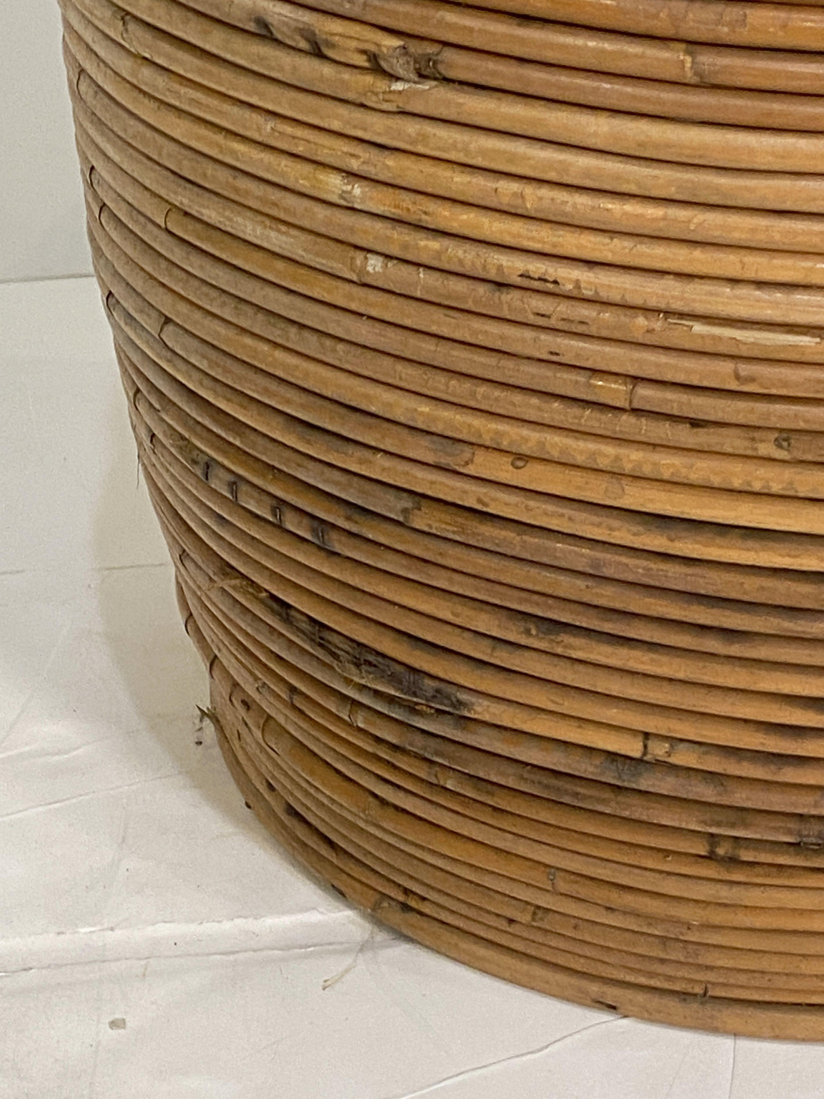 Großer französischer runder Korbbehälter aus spiralförmigem Schilfrohr mit Deckel im Angebot 11