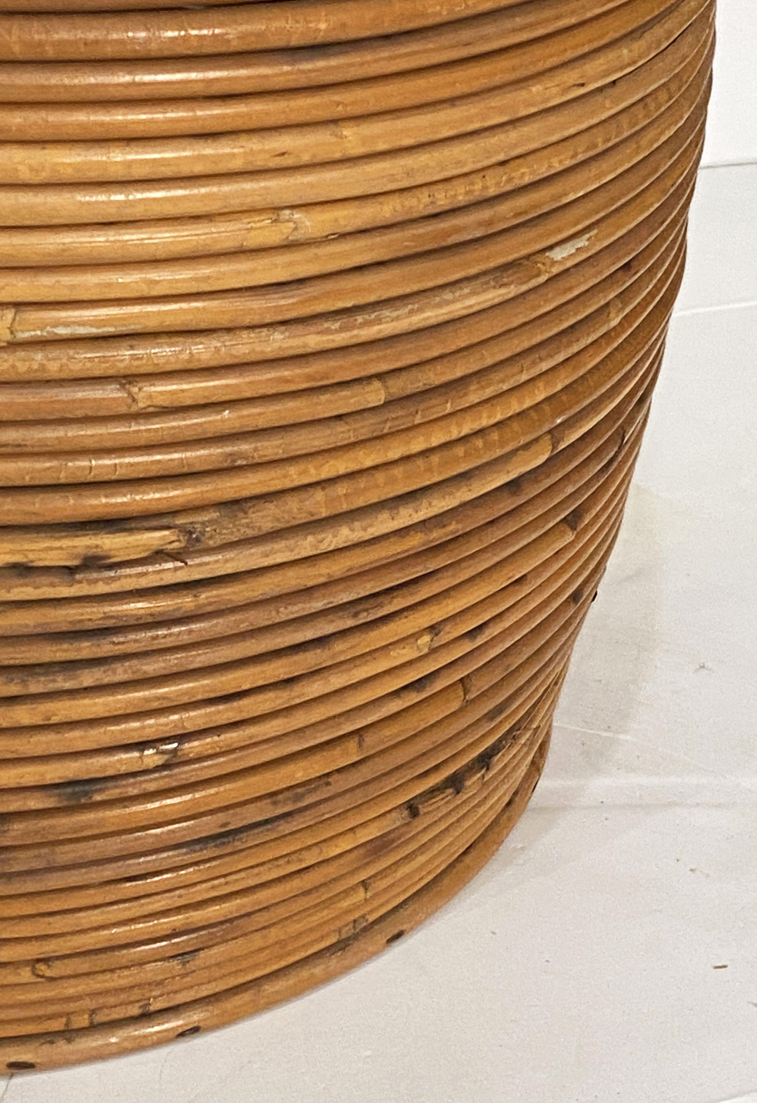 Großer französischer runder Korbbehälter aus spiralförmigem Schilfrohr mit Deckel im Angebot 12