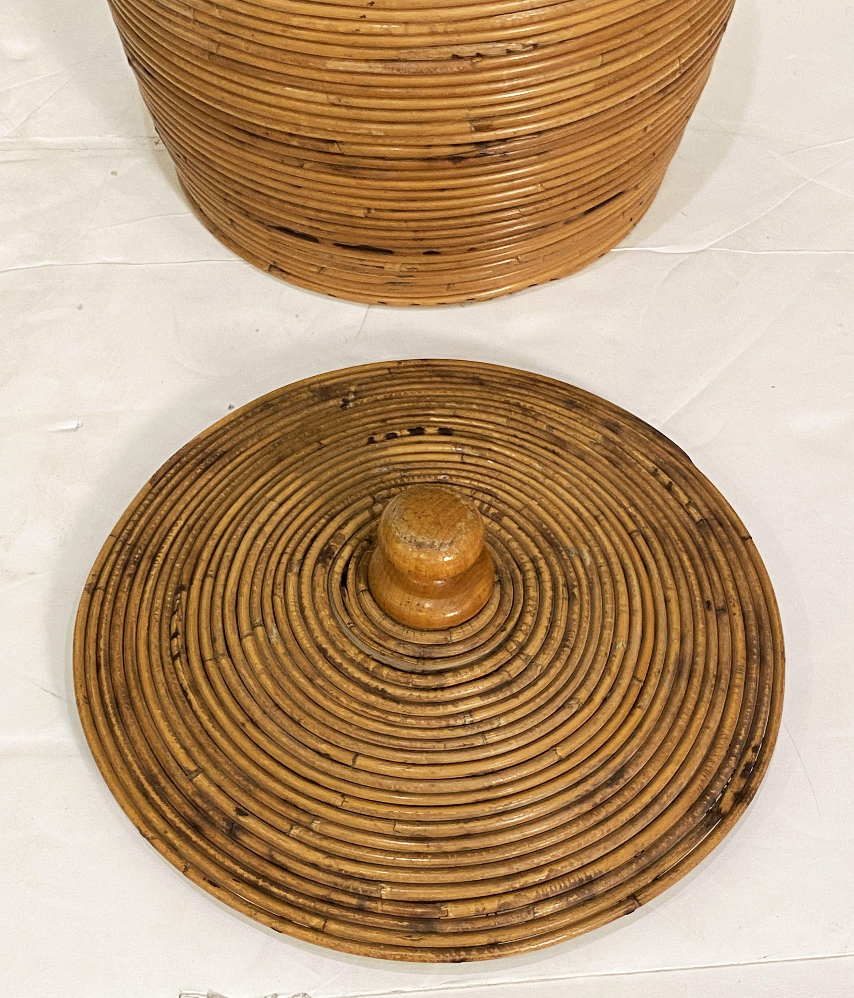 Grande cesto francese rotondo per canne a spirale con coperchio in vendita 1