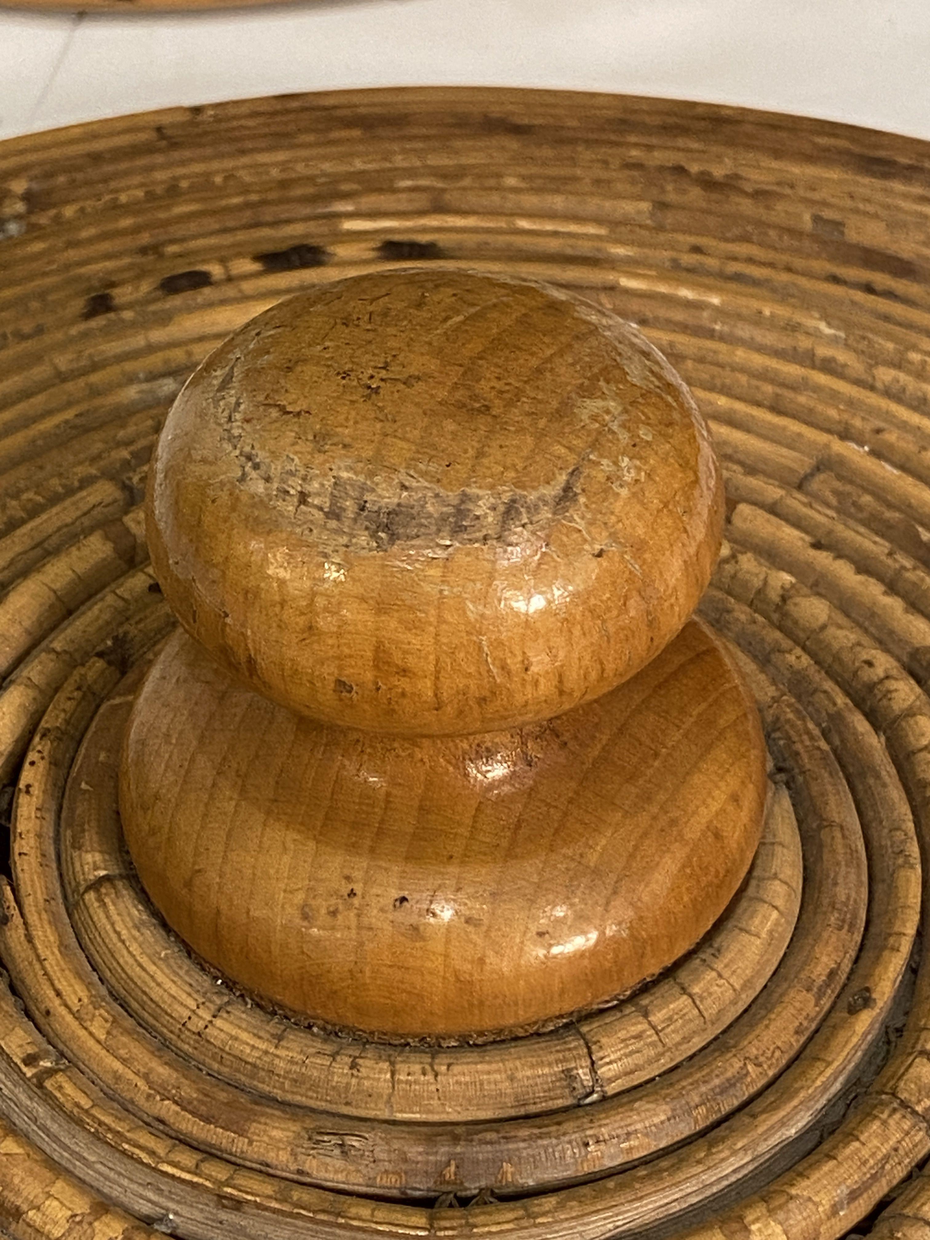 Großer französischer runder Korbbehälter aus spiralförmigem Schilfrohr mit Deckel im Angebot 2