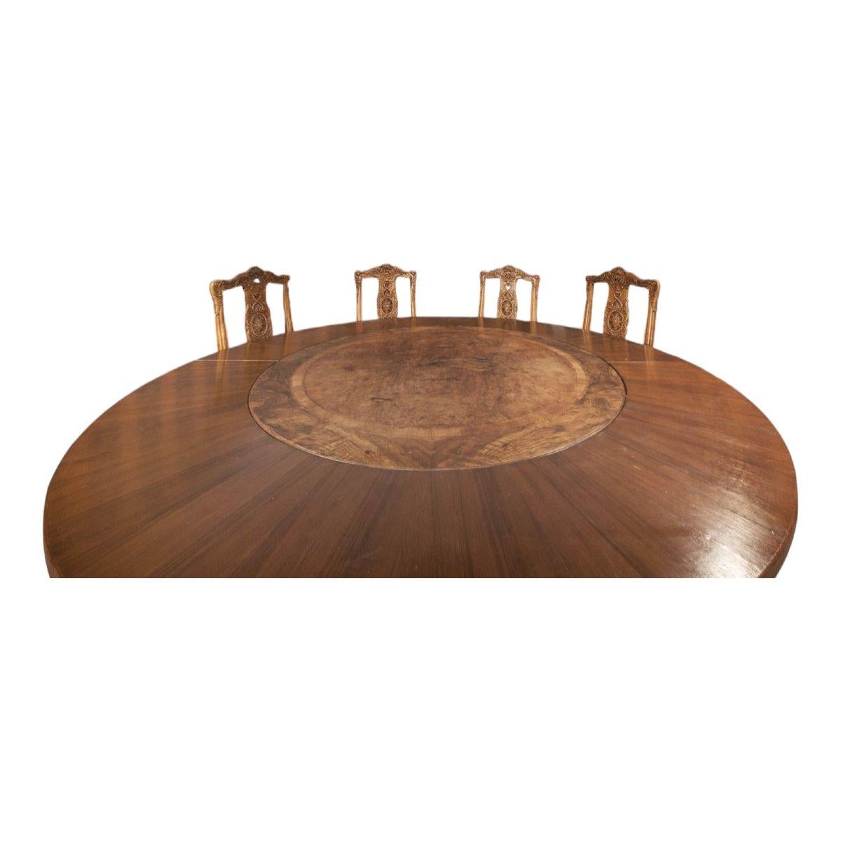 Grande table ronde française, 19e siècle
Bois fruitier sculpté à la main
Dimensions : 200 cm de diamètre (étendu) x 76 cm de hauteur

Exceptionnelle table ronde française en bois fruitier massif, datant du 19e siècle, qui se distingue par sa taille