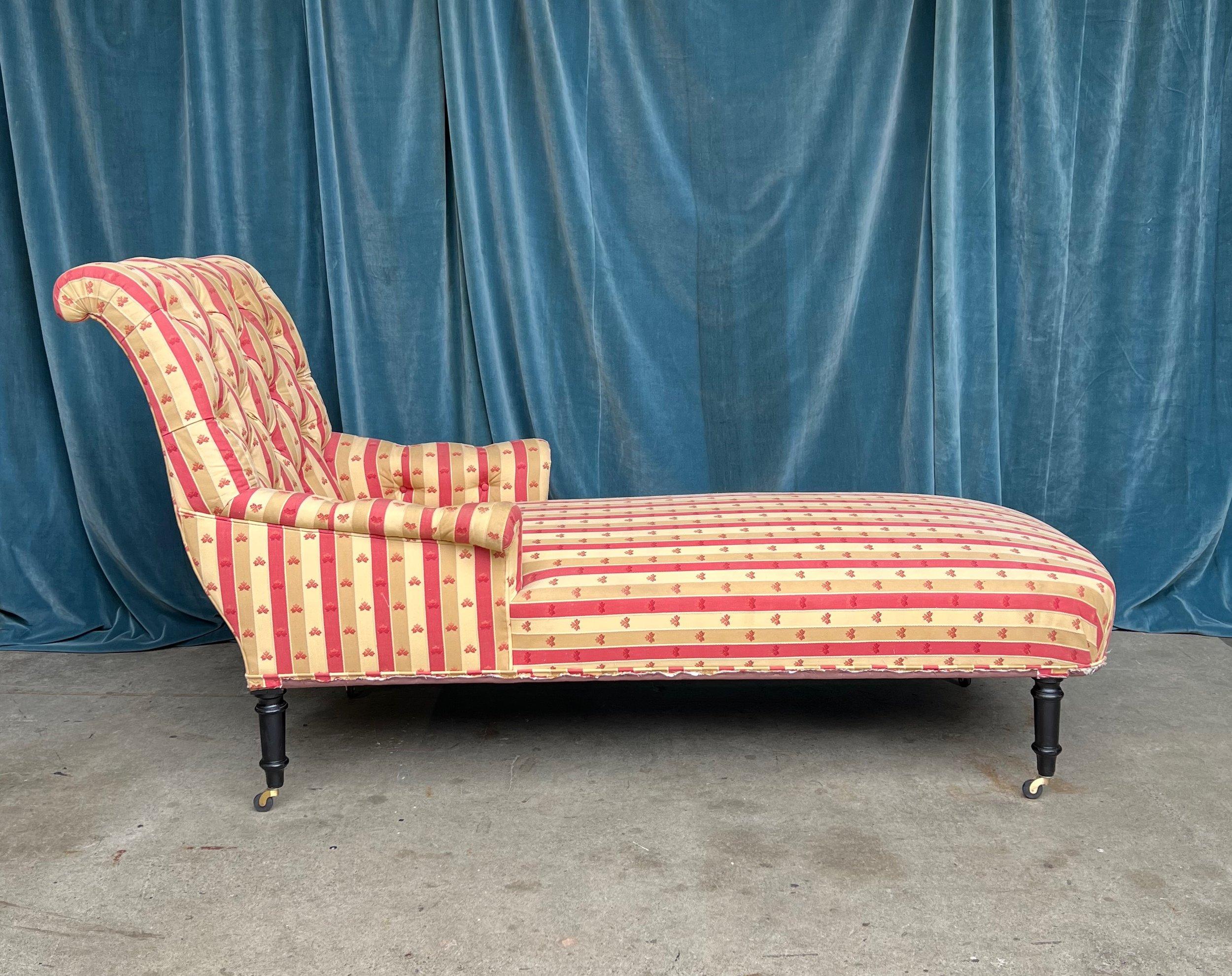 Large French Scrolled Back Chaise Longue in Striped Patterned Fabric  In Good Condition For Sale In Buchanan, NY