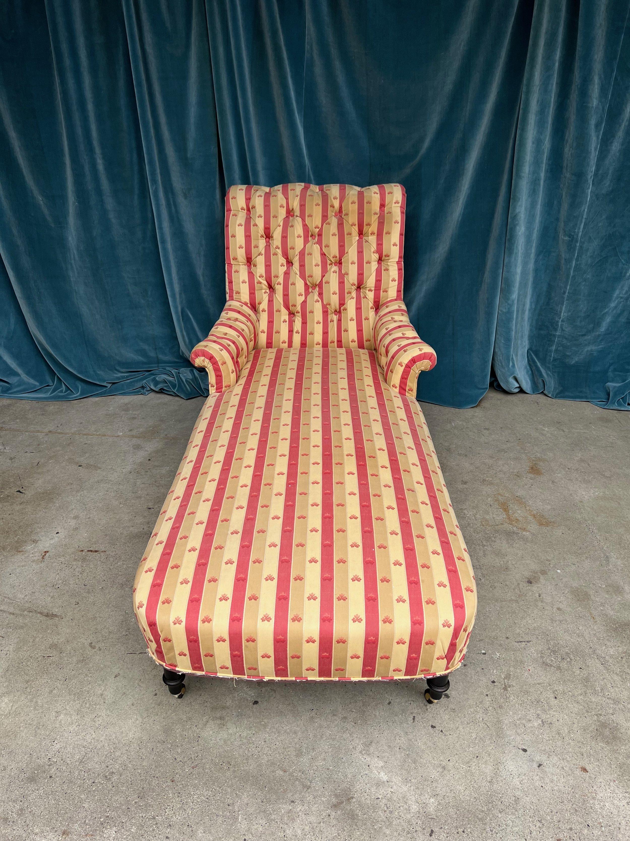 Large French Scrolled Back Chaise Longue in Striped Patterned Fabric  For Sale 2