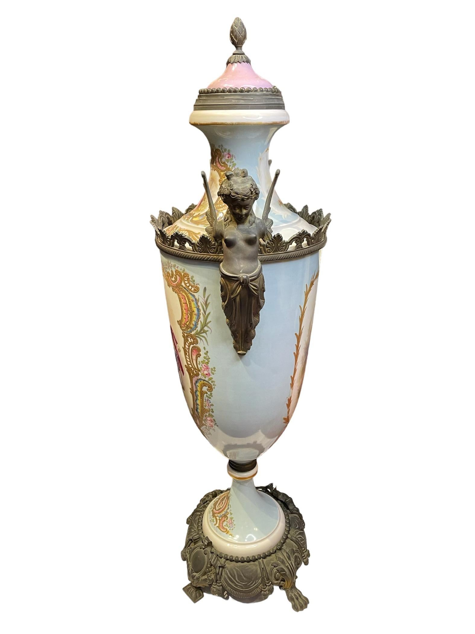 Große französische Urne im Sevres-Stil aus handbemaltem Porzellan mit Deckel aus Bronze im Angebot 3