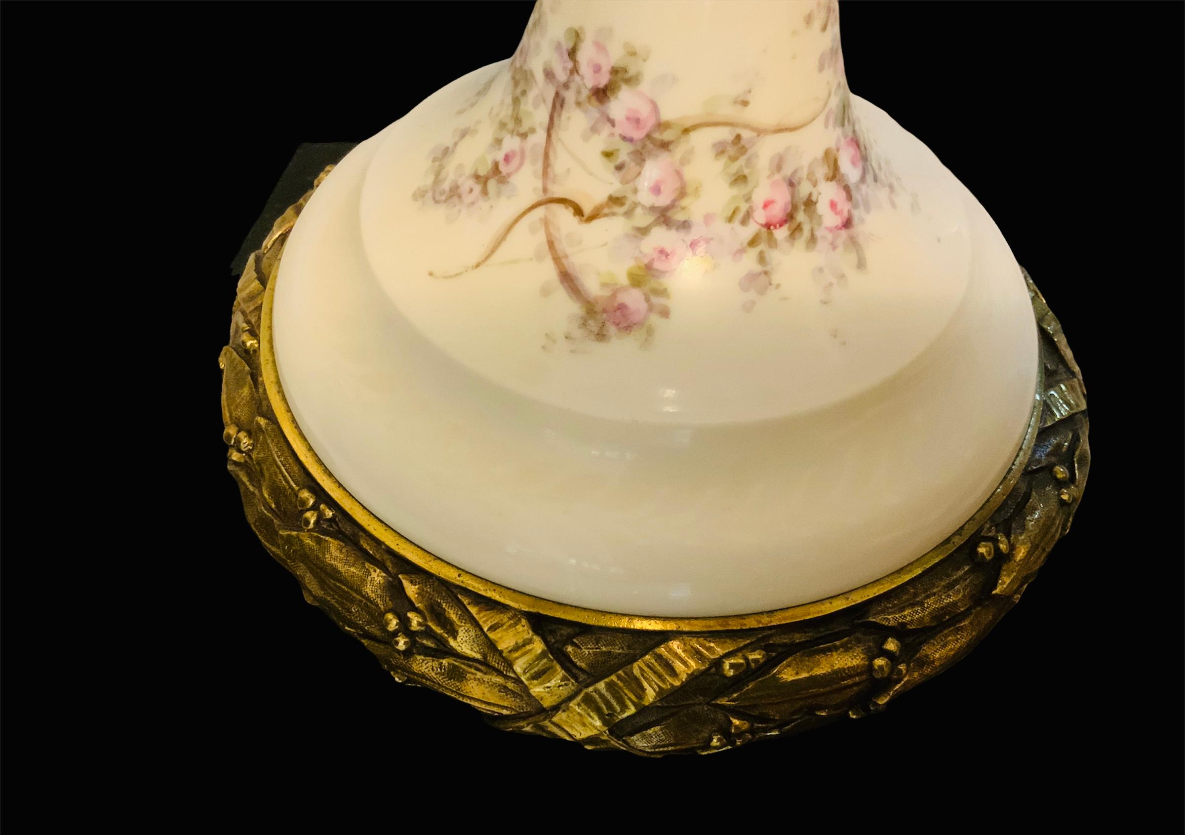 Große große französische Sevres-Urne aus handbemaltem Porzellan mit Deckel aus Bronze im Angebot 4