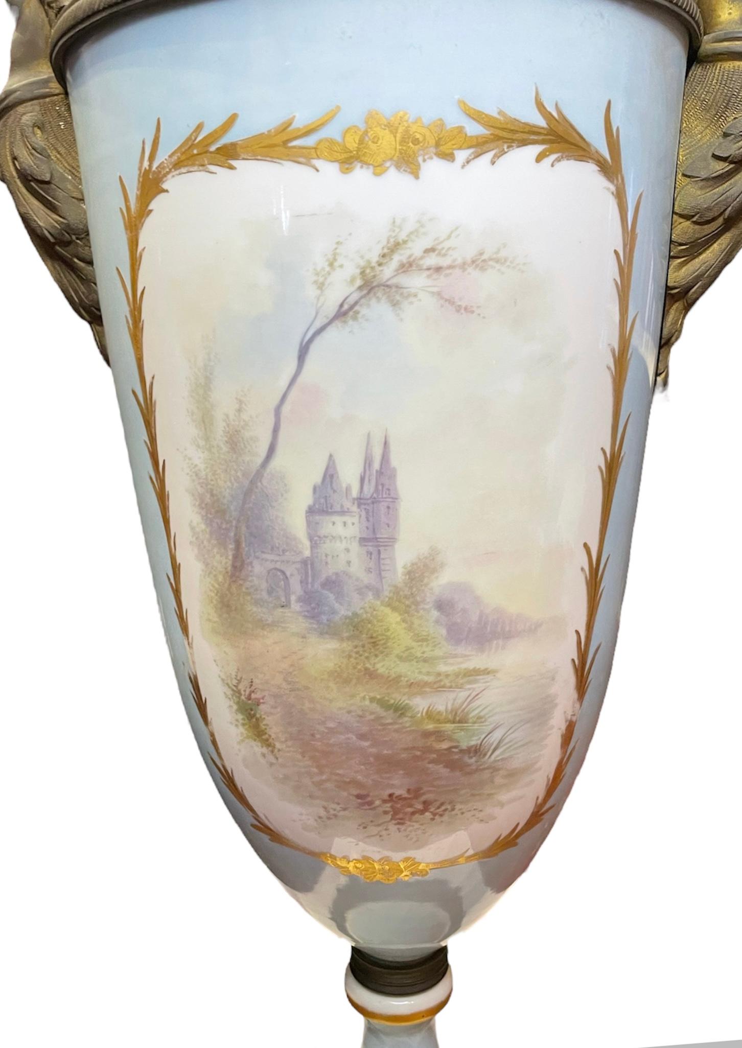 Grande urne à couvercle en porcelaine peinte à la main et montée sur bronze, de style Sèvres en vente 4