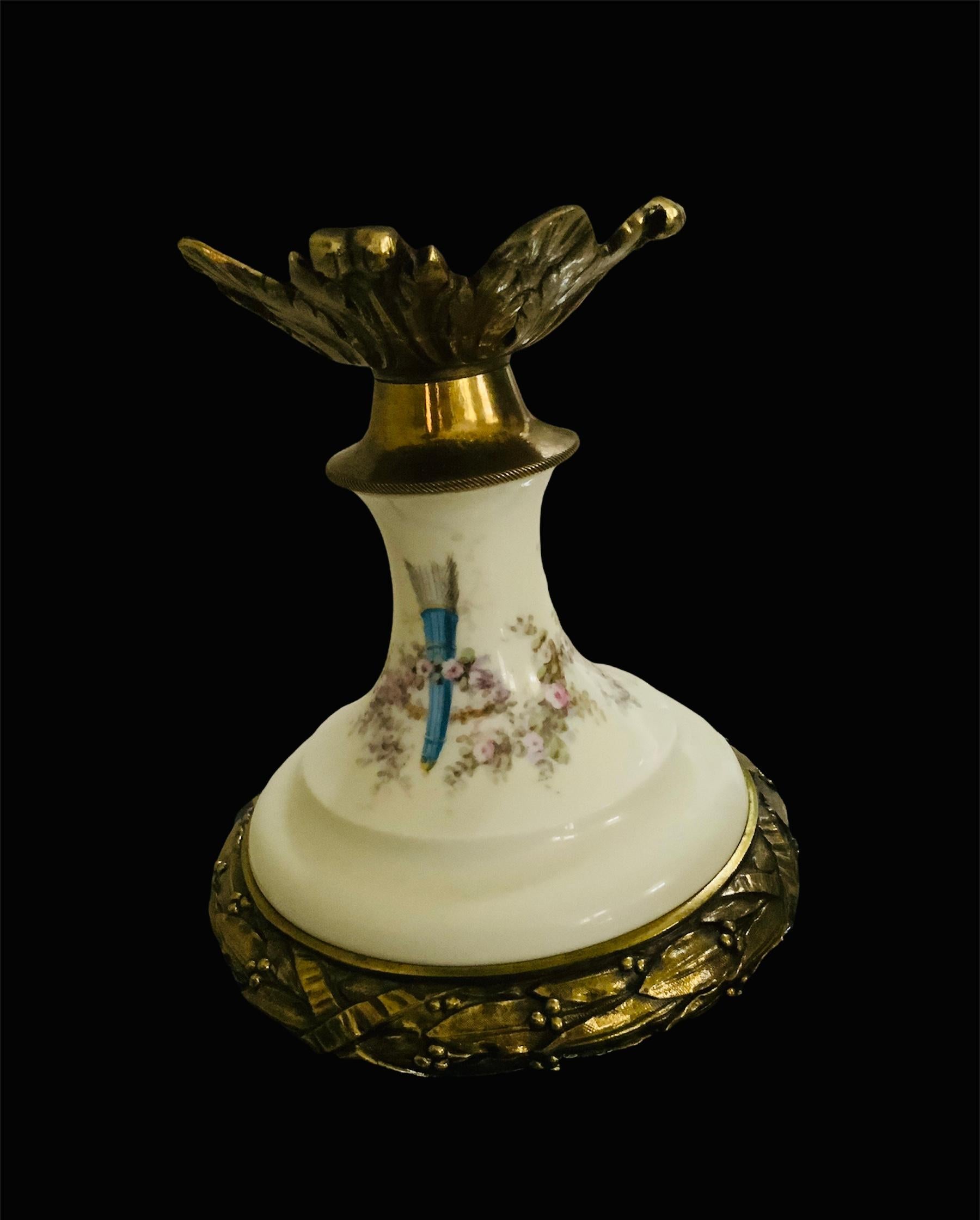 Große große französische Sevres-Urne aus handbemaltem Porzellan mit Deckel aus Bronze im Angebot 7