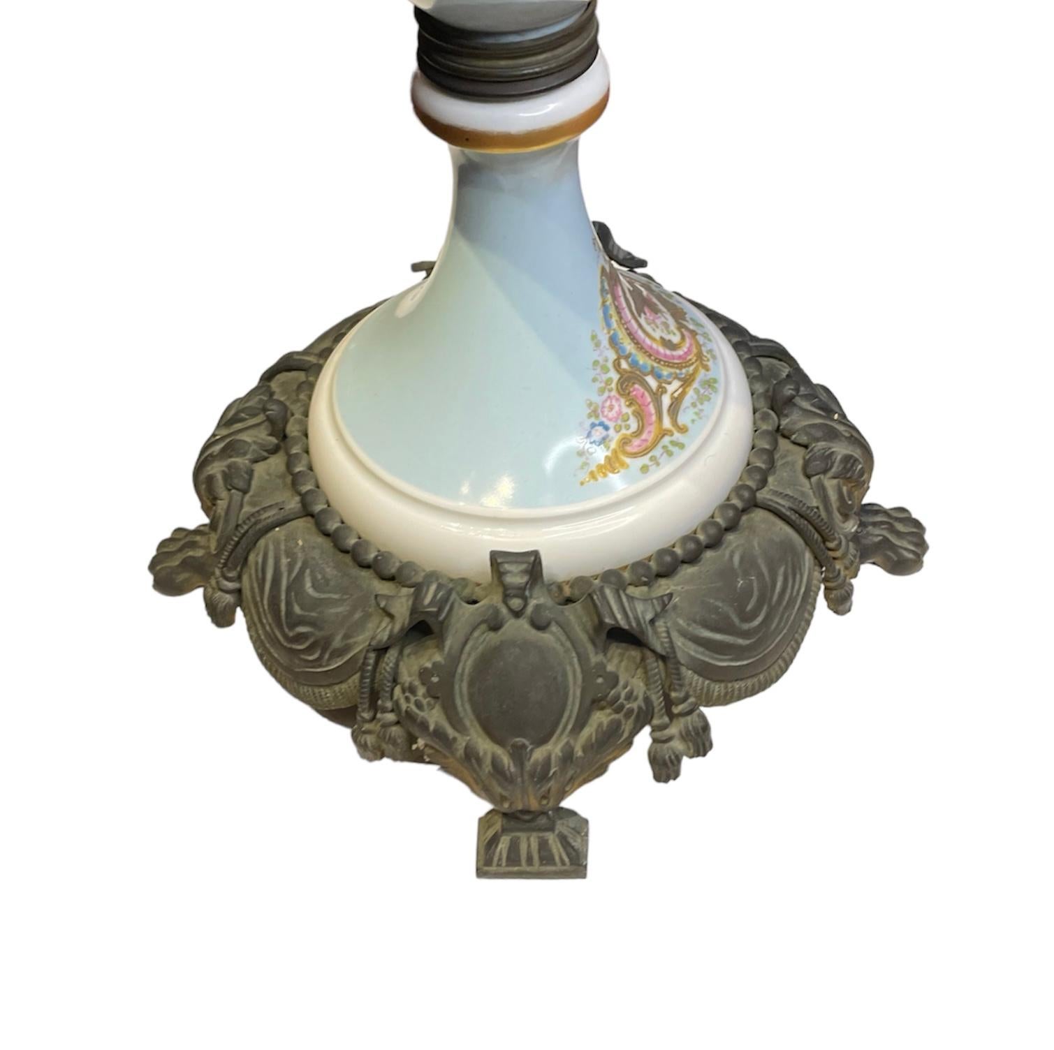 Grande urne à couvercle en porcelaine peinte à la main et montée sur bronze, de style Sèvres en vente 7