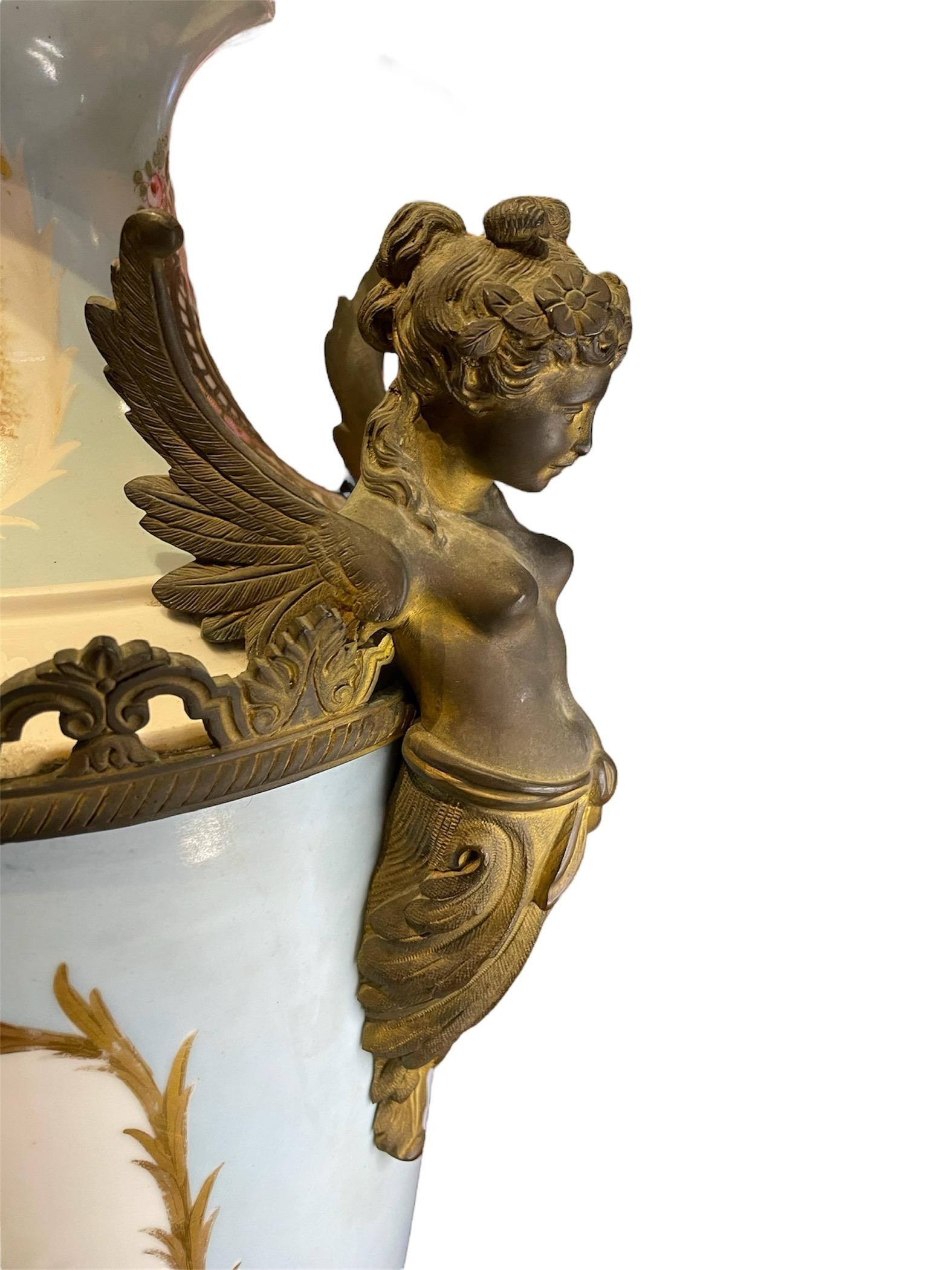Große französische Urne im Sevres-Stil aus handbemaltem Porzellan mit Deckel aus Bronze im Angebot 9