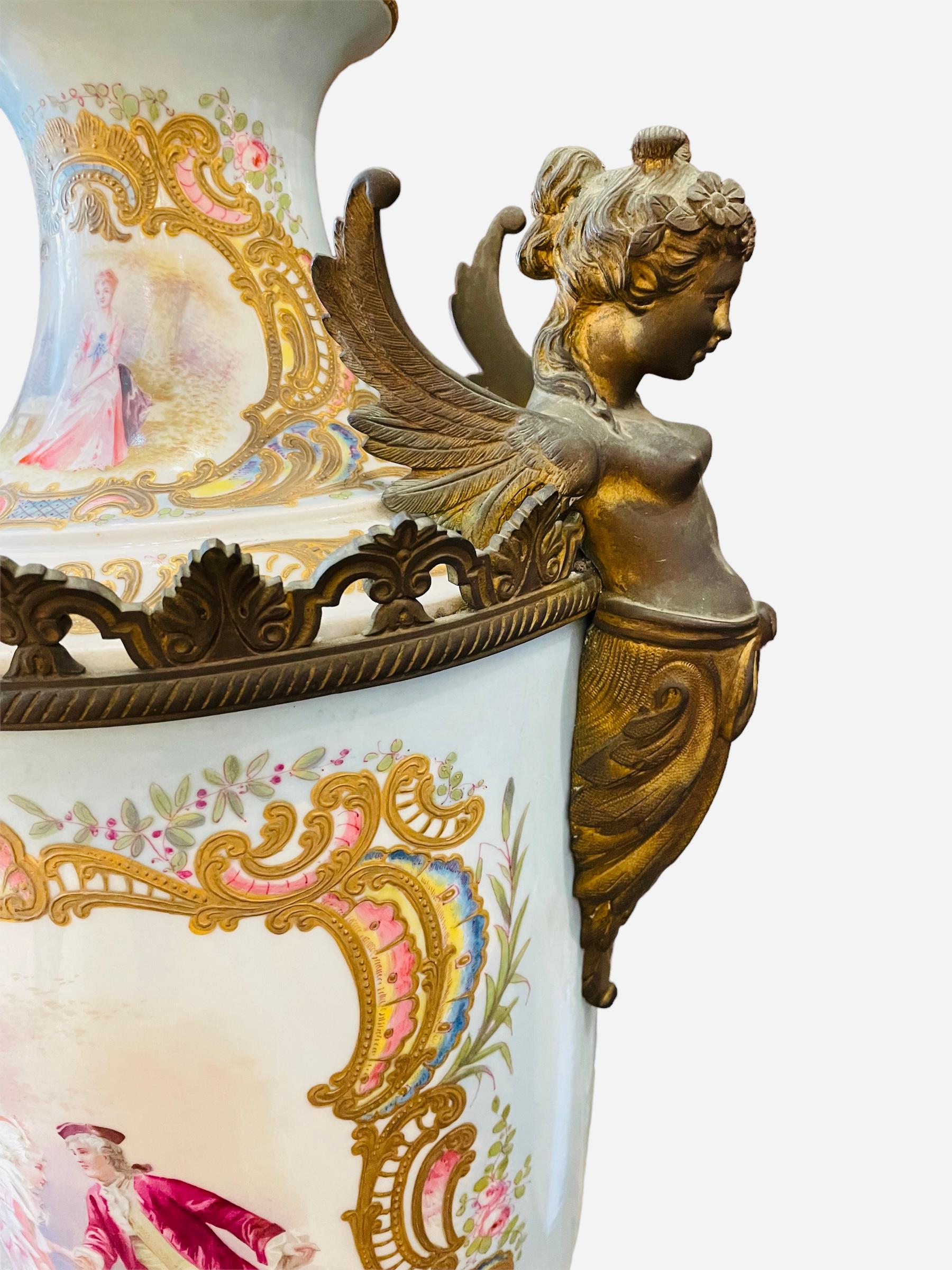 Große französische Urne im Sevres-Stil aus handbemaltem Porzellan mit Deckel aus Bronze (Rokoko) im Angebot
