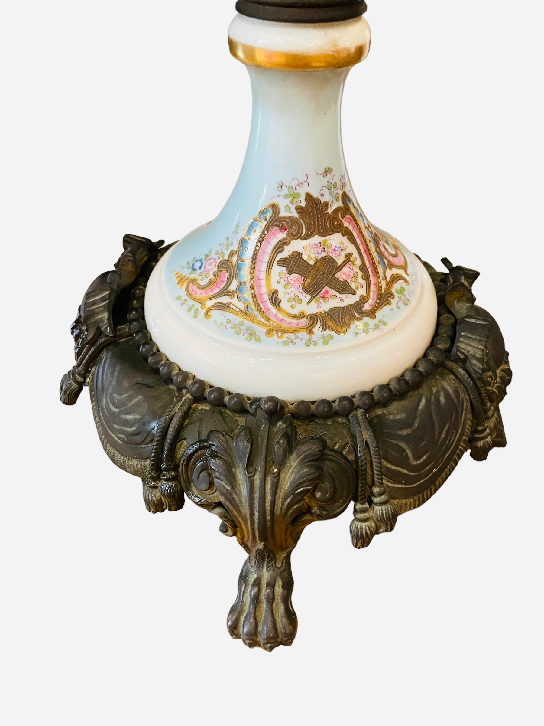Français Grande urne à couvercle en porcelaine peinte à la main et montée sur bronze, de style Sèvres en vente