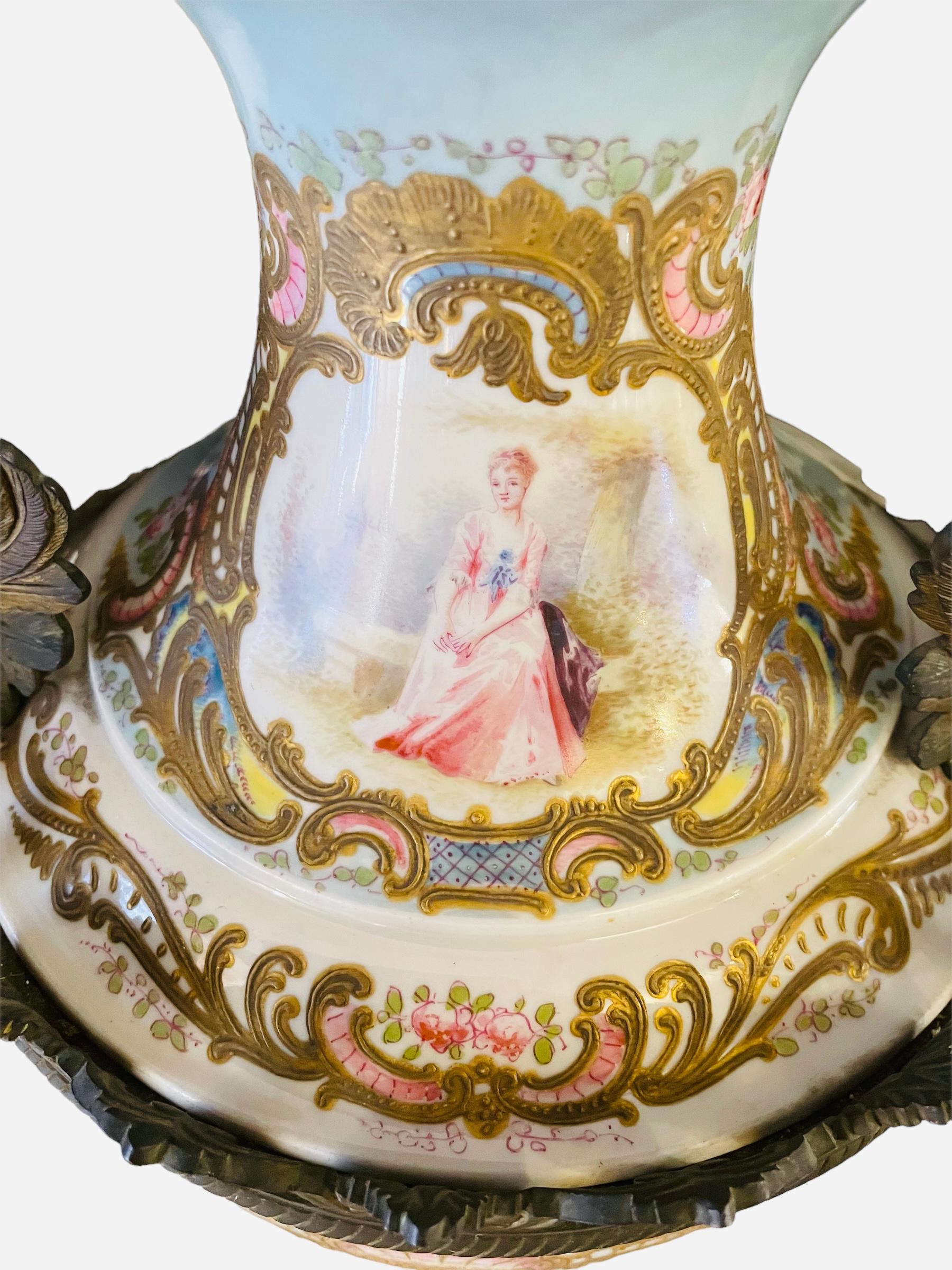 Grande urne à couvercle en porcelaine peinte à la main et montée sur bronze, de style Sèvres Bon état - En vente à Guaynabo, PR