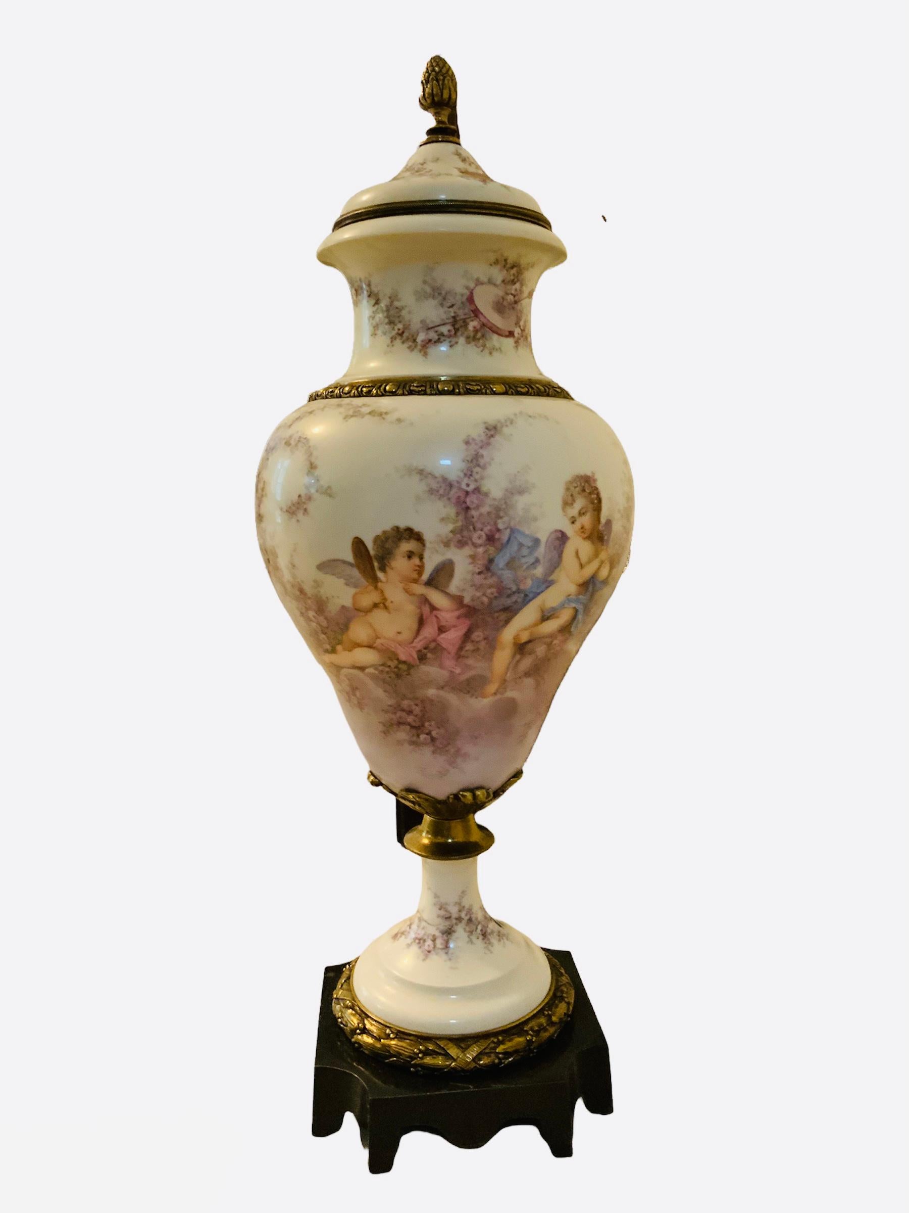 Große große französische Sevres-Urne aus handbemaltem Porzellan mit Deckel aus Bronze (19. Jahrhundert) im Angebot