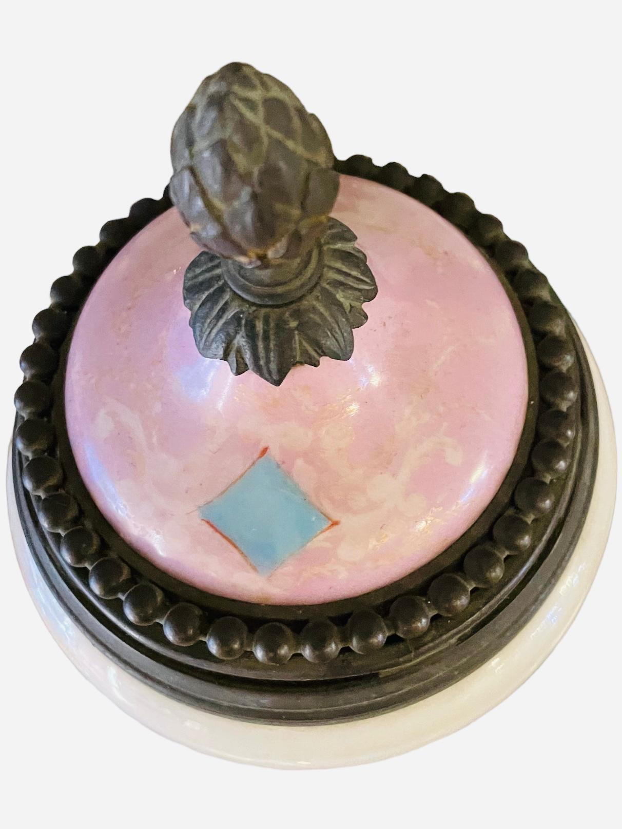 XIXe siècle Grande urne à couvercle en porcelaine peinte à la main et montée sur bronze, de style Sèvres en vente