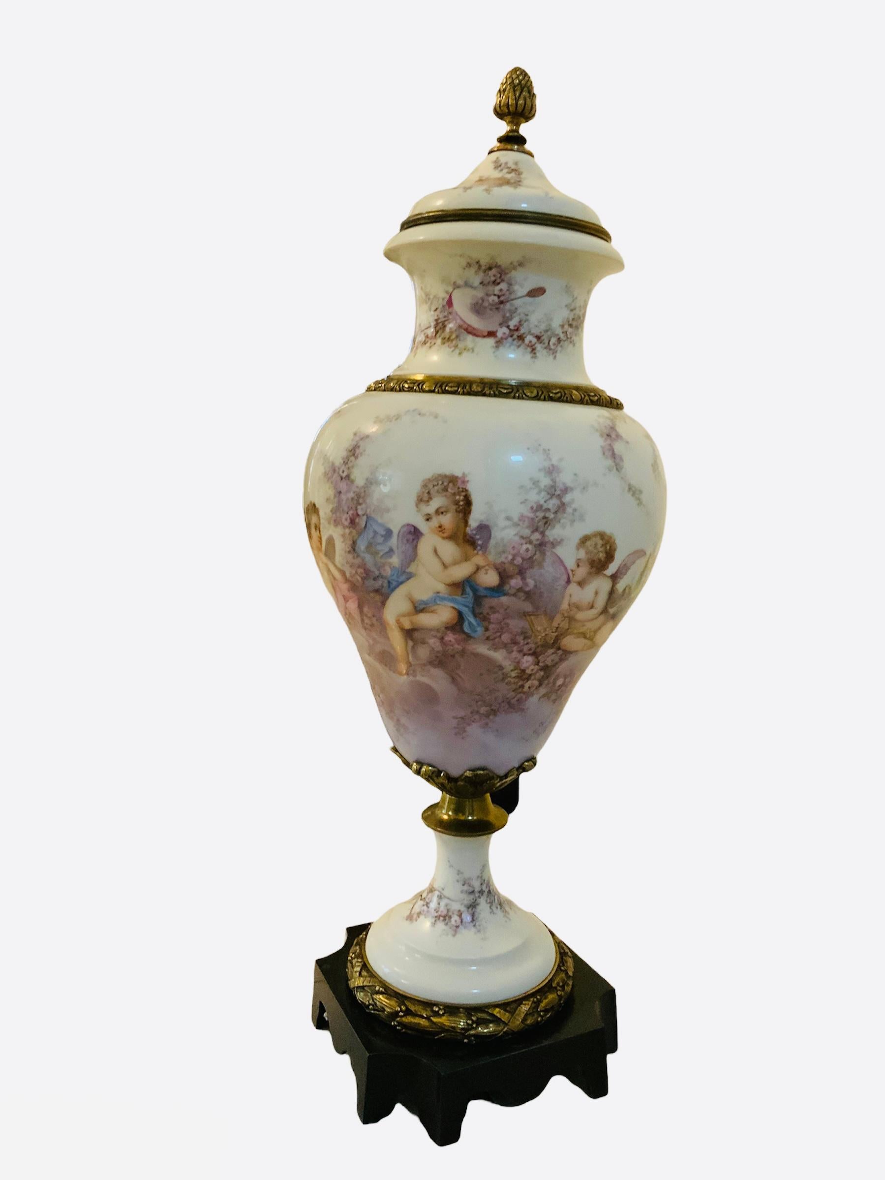 Große große französische Sevres-Urne aus handbemaltem Porzellan mit Deckel aus Bronze im Angebot 1