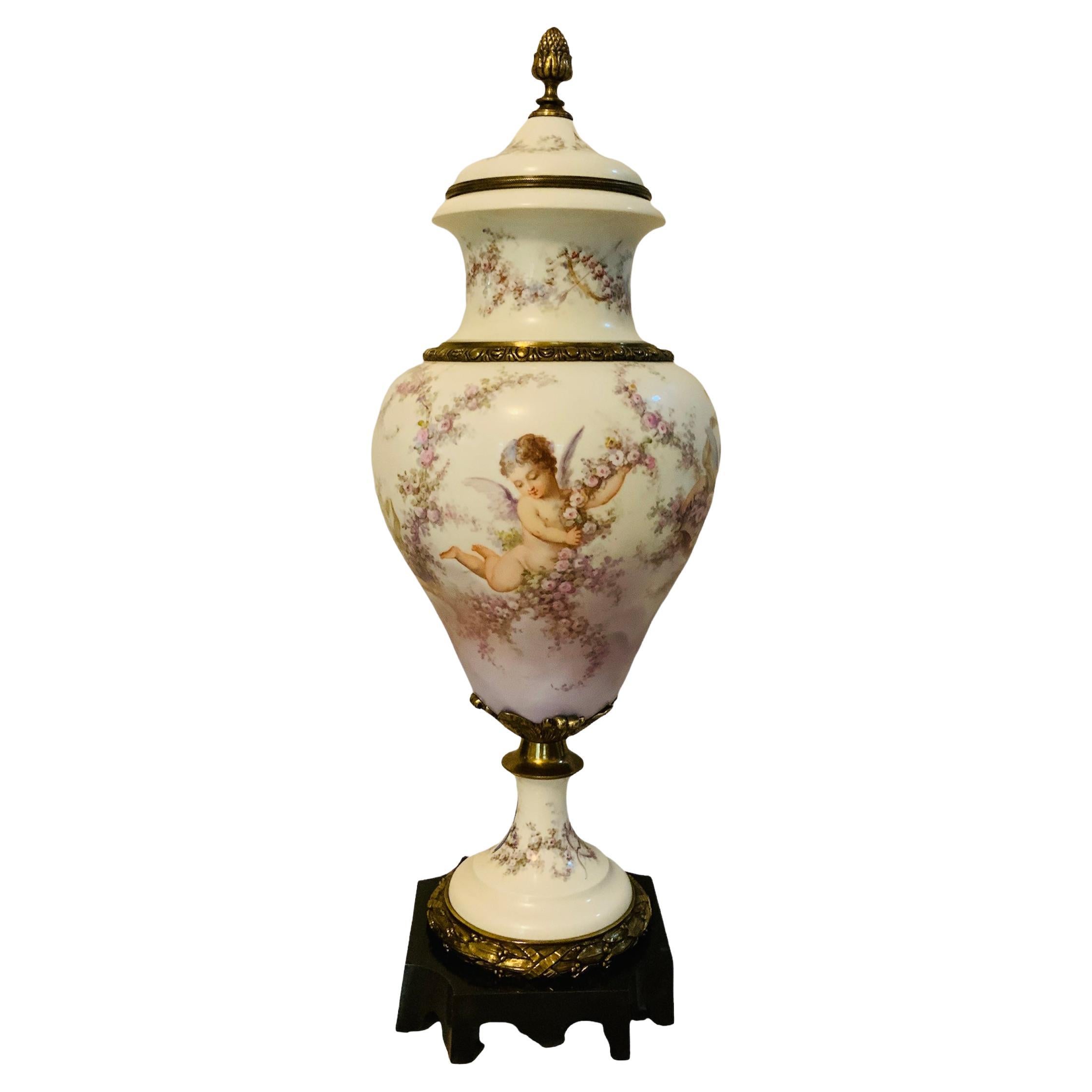 Grande urne à couvercle en porcelaine de Sèvres peinte à la main et montée sur bronze