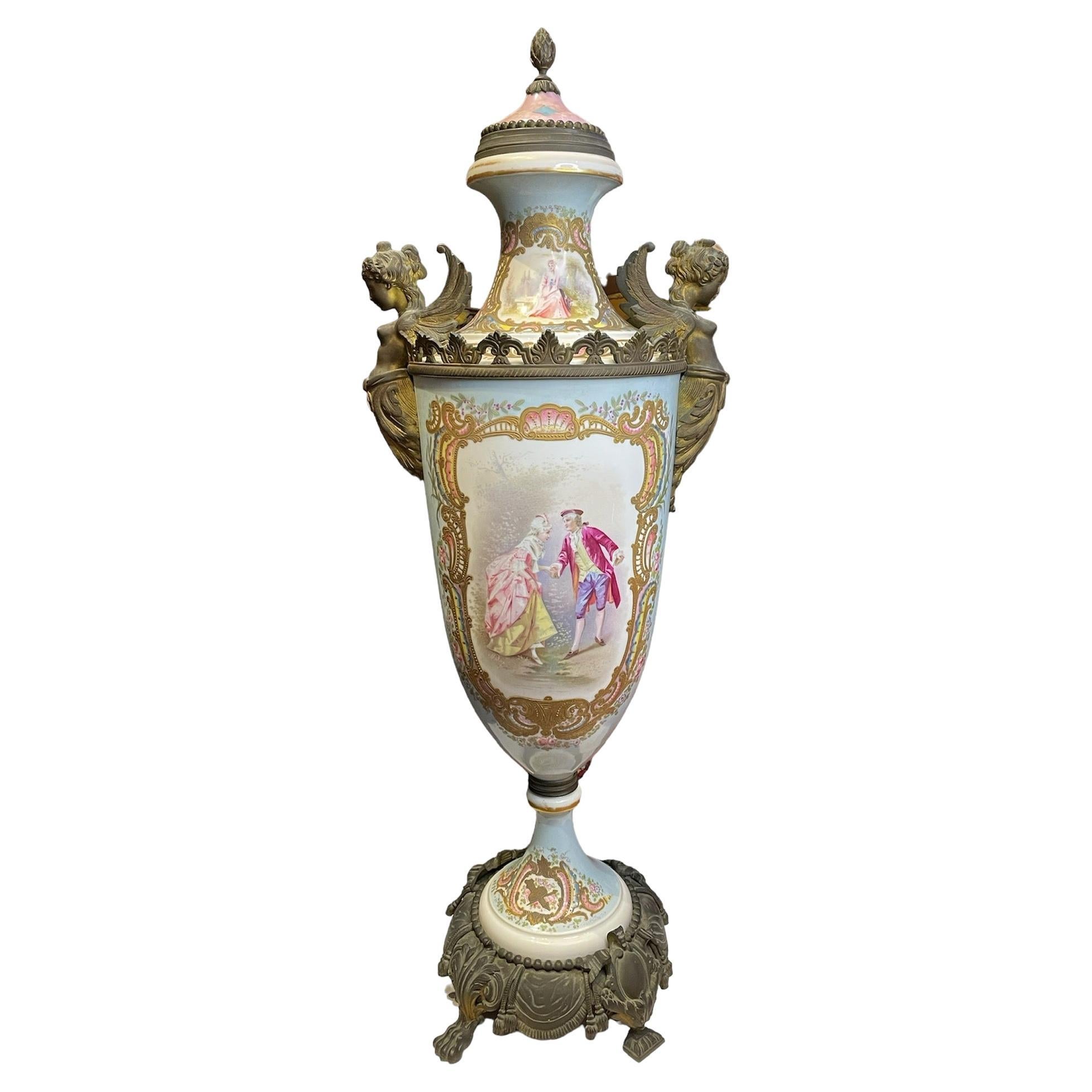 Grande urne à couvercle en porcelaine peinte à la main et montée sur bronze, de style Sèvres