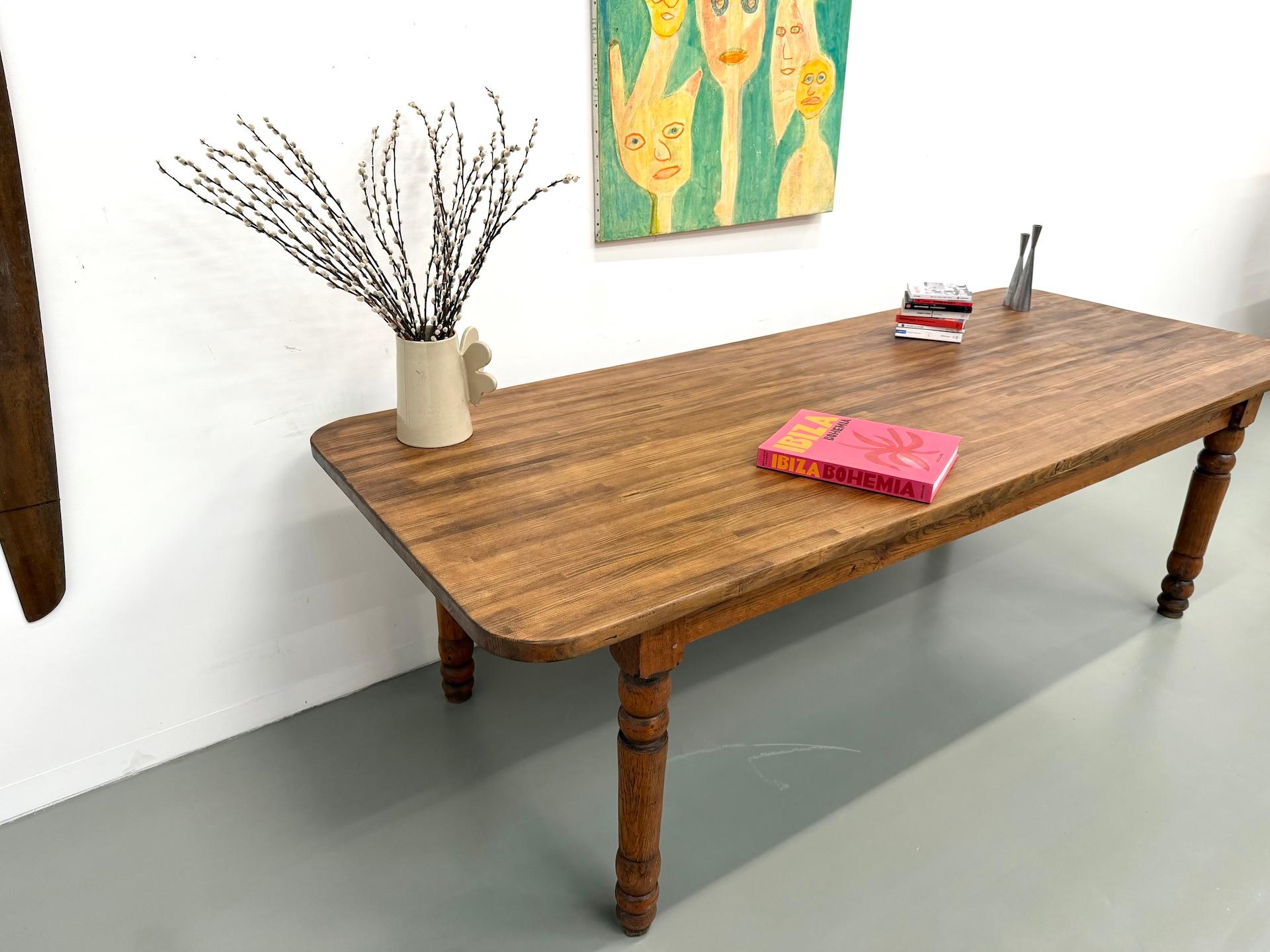 Grande table française en pin massif, vers 1950 en vente 4