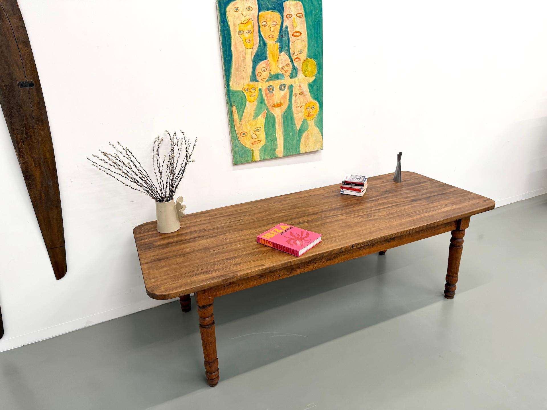 Grande table française en pin massif, vers 1950 en vente 5