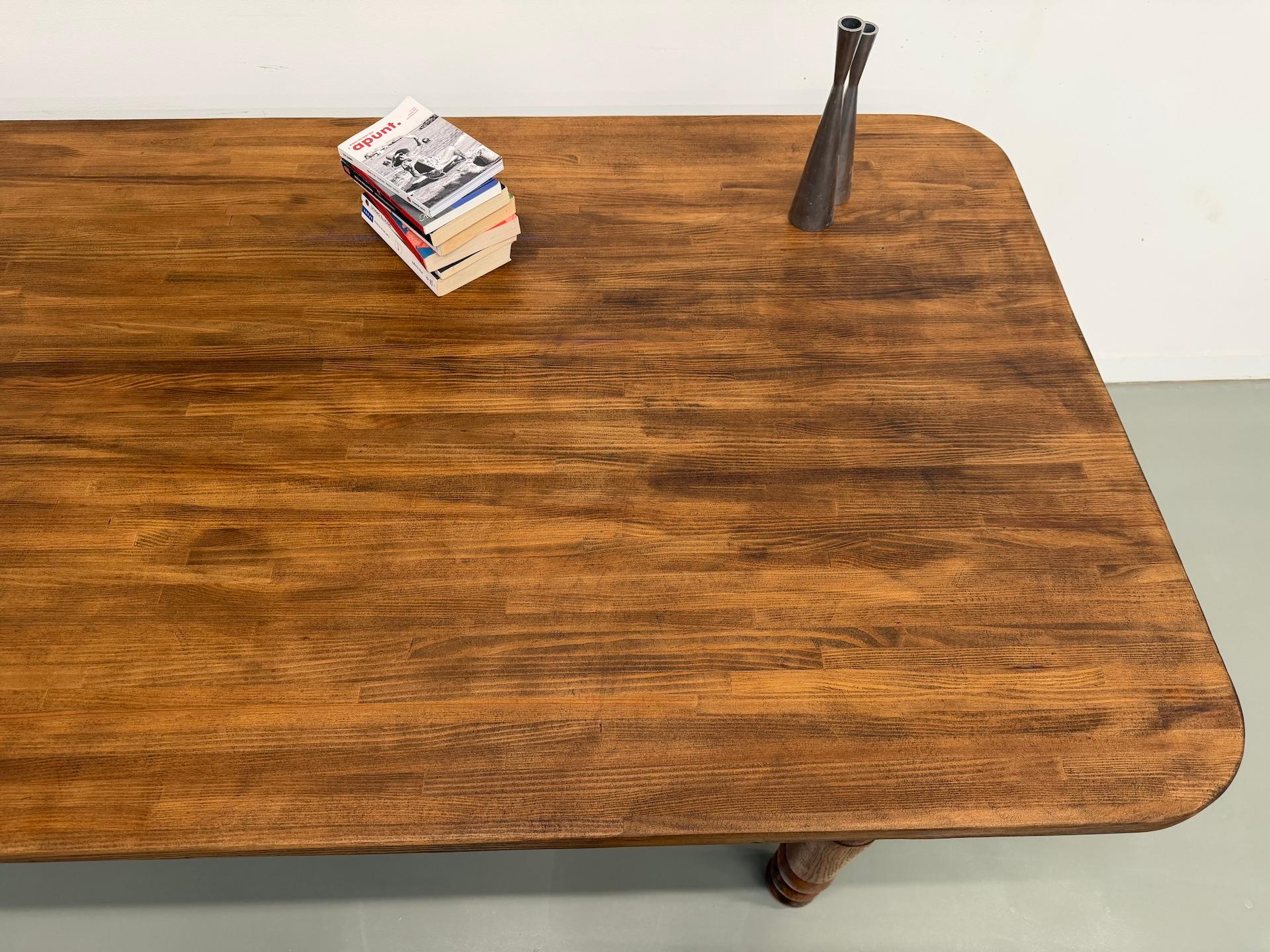 Grande table française en pin massif, vers 1950 en vente 8