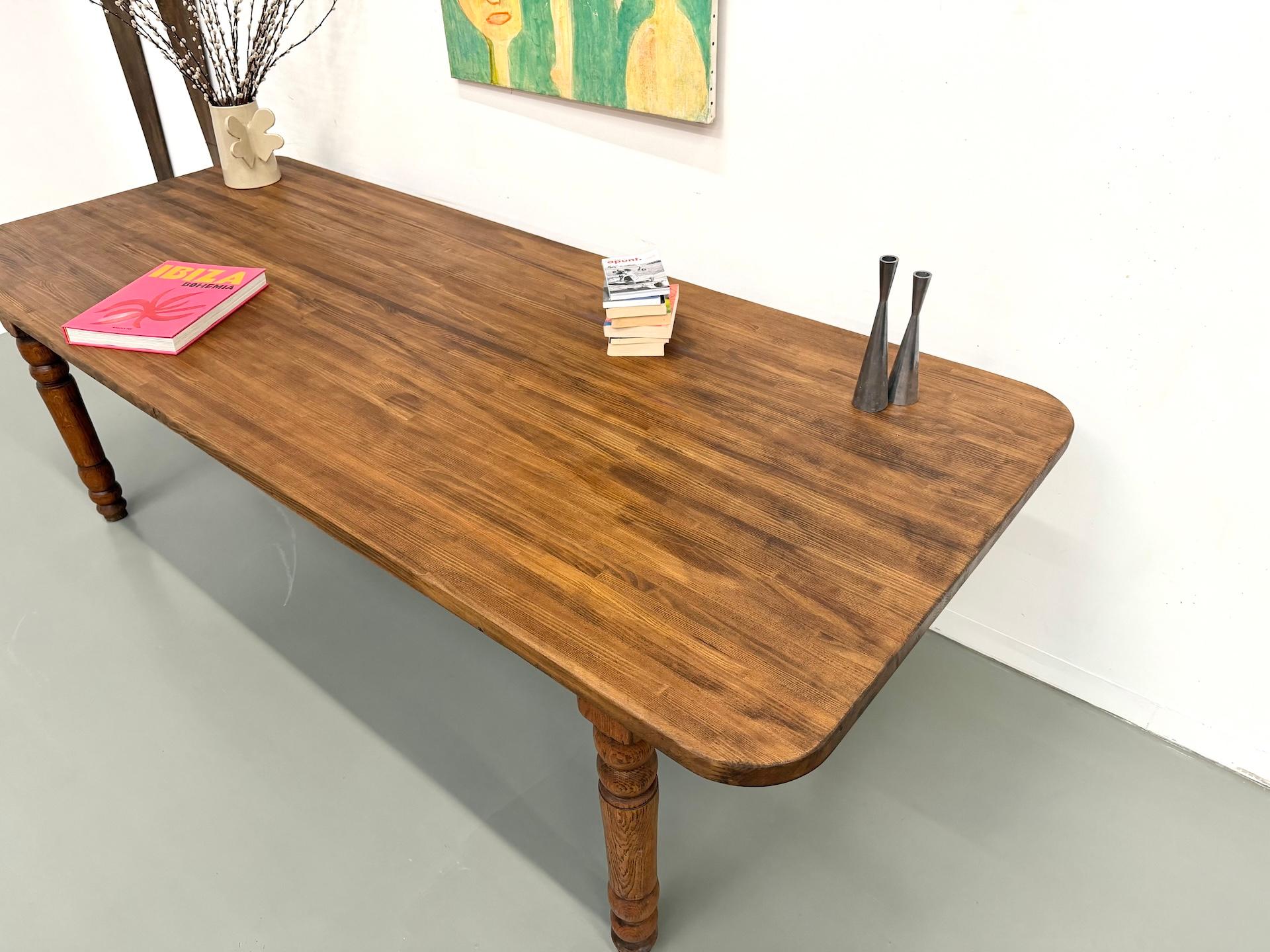 Grande table française en pin massif, vers 1950 en vente 9
