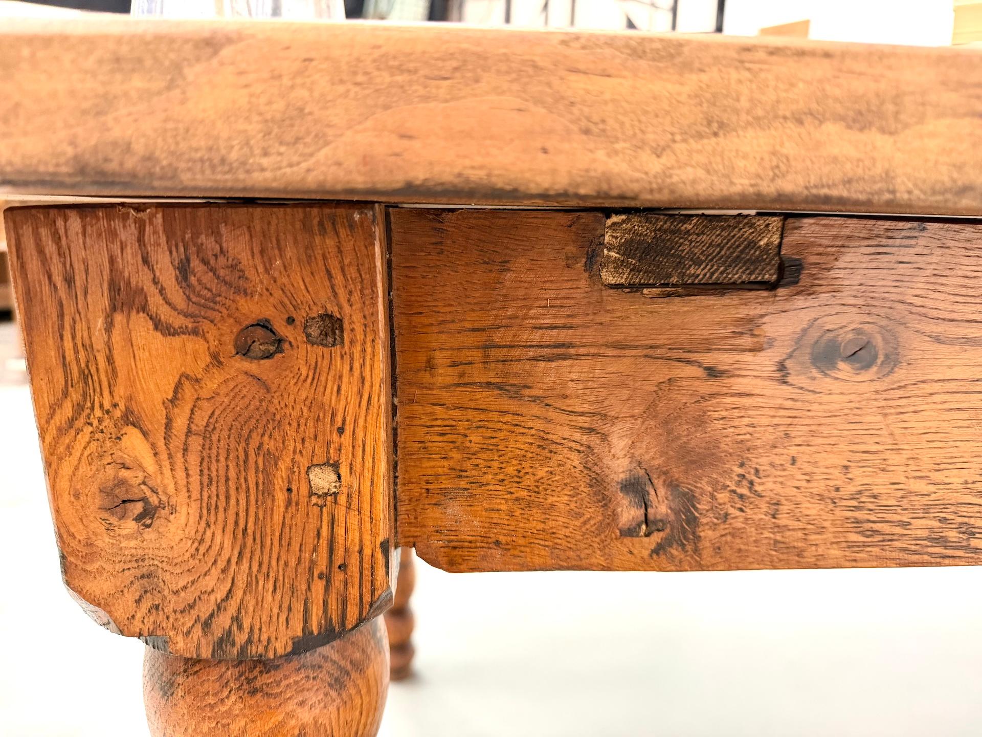 Grande table française en pin massif, vers 1950 en vente 10