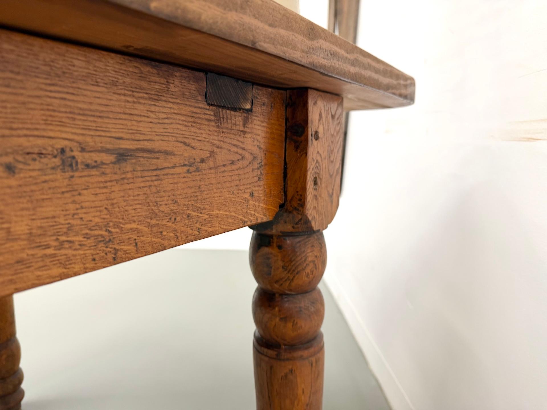 Grande table française en pin massif, vers 1950 en vente 11