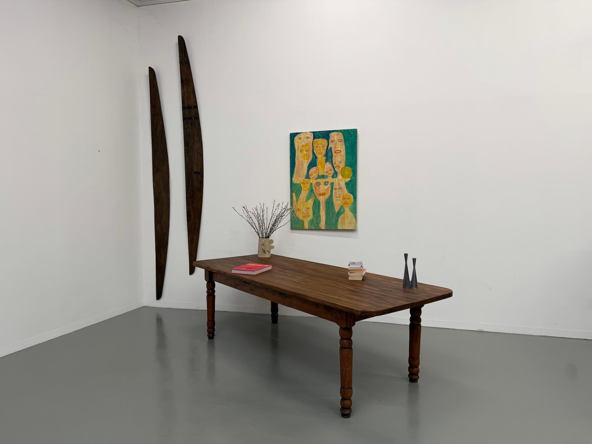 Grande table française en pin massif, vers 1950 en vente 12