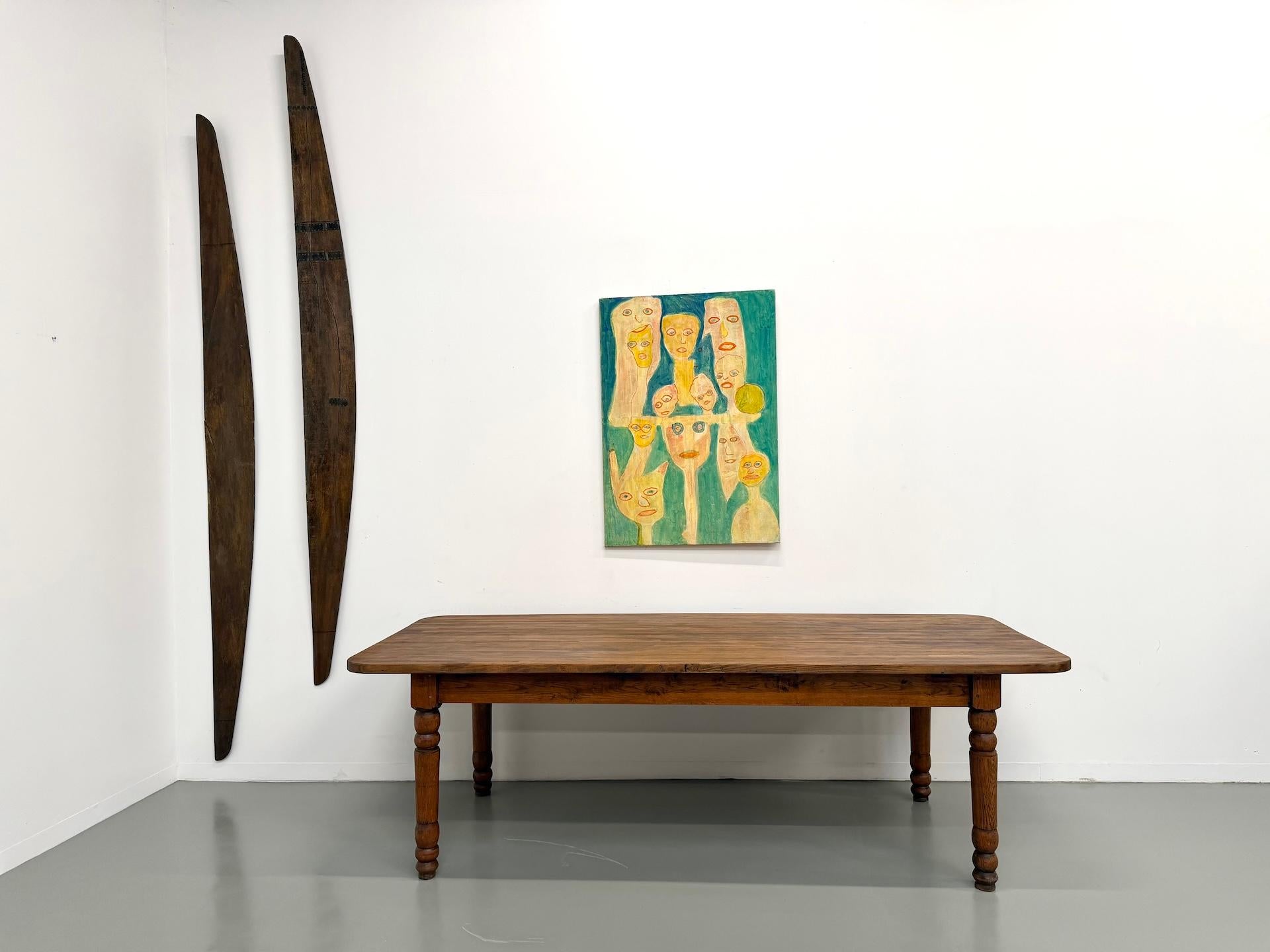 La MAISON LECAN présente une grande table française en pin massif, circa 1950.

Le design, à la fois simple et généreux, met en évidence la finesse de l'artisanat d'après-guerre, avec de solides pieds tournés et des angles doucement arrondis.
Le pin
