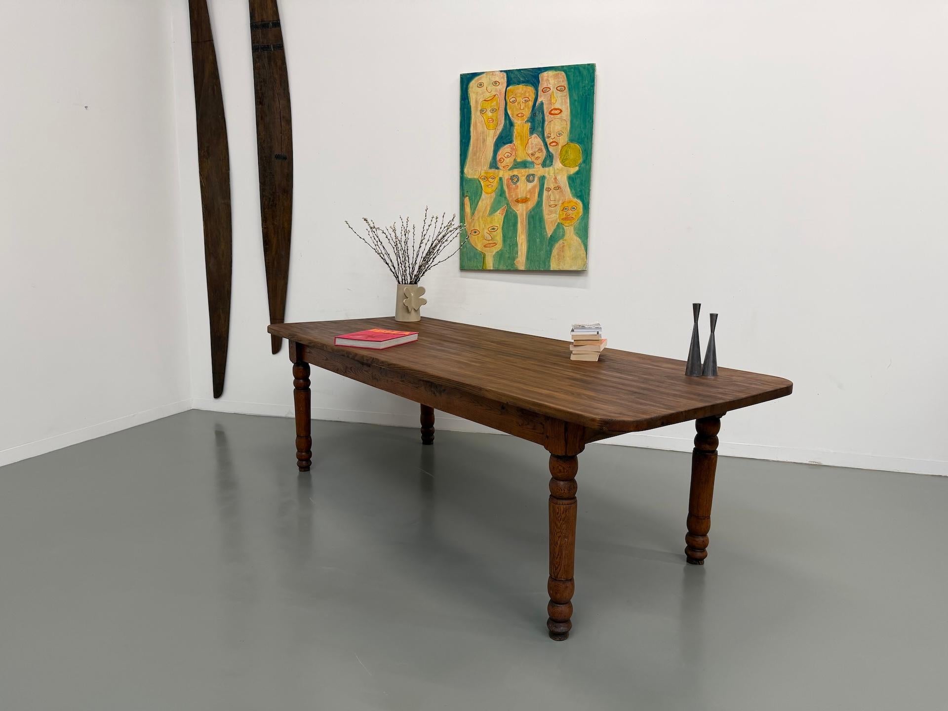 Grande table française en pin massif, vers 1950 en vente 13