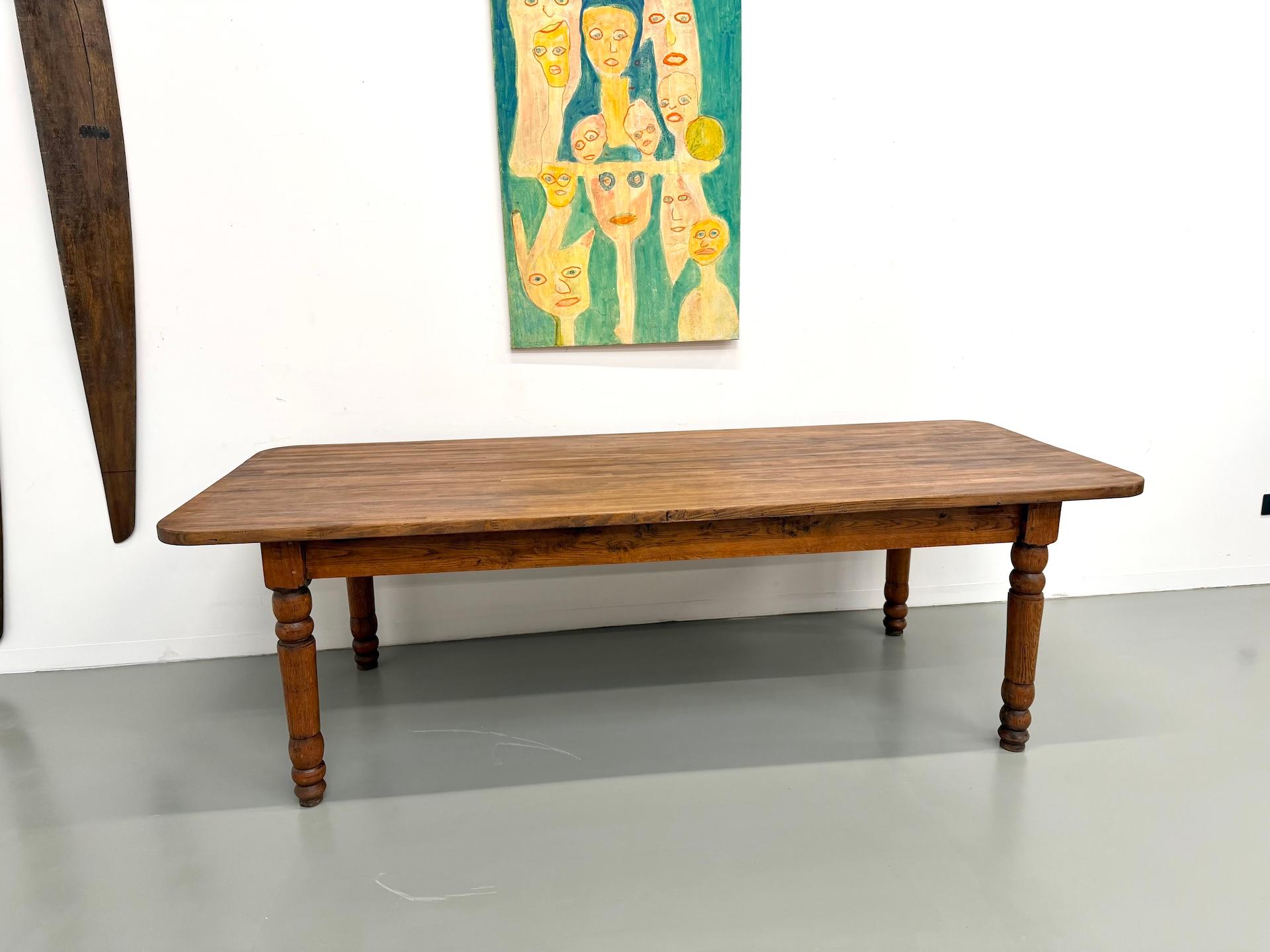 Provincial français Grande table française en pin massif, vers 1950 en vente