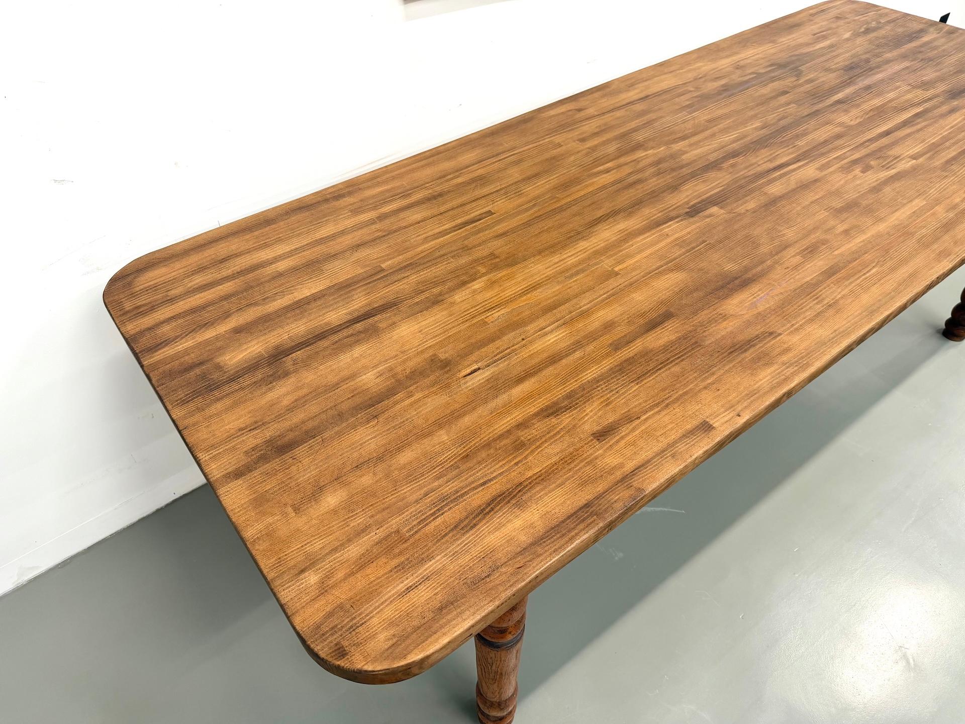 Français Grande table française en pin massif, vers 1950 en vente