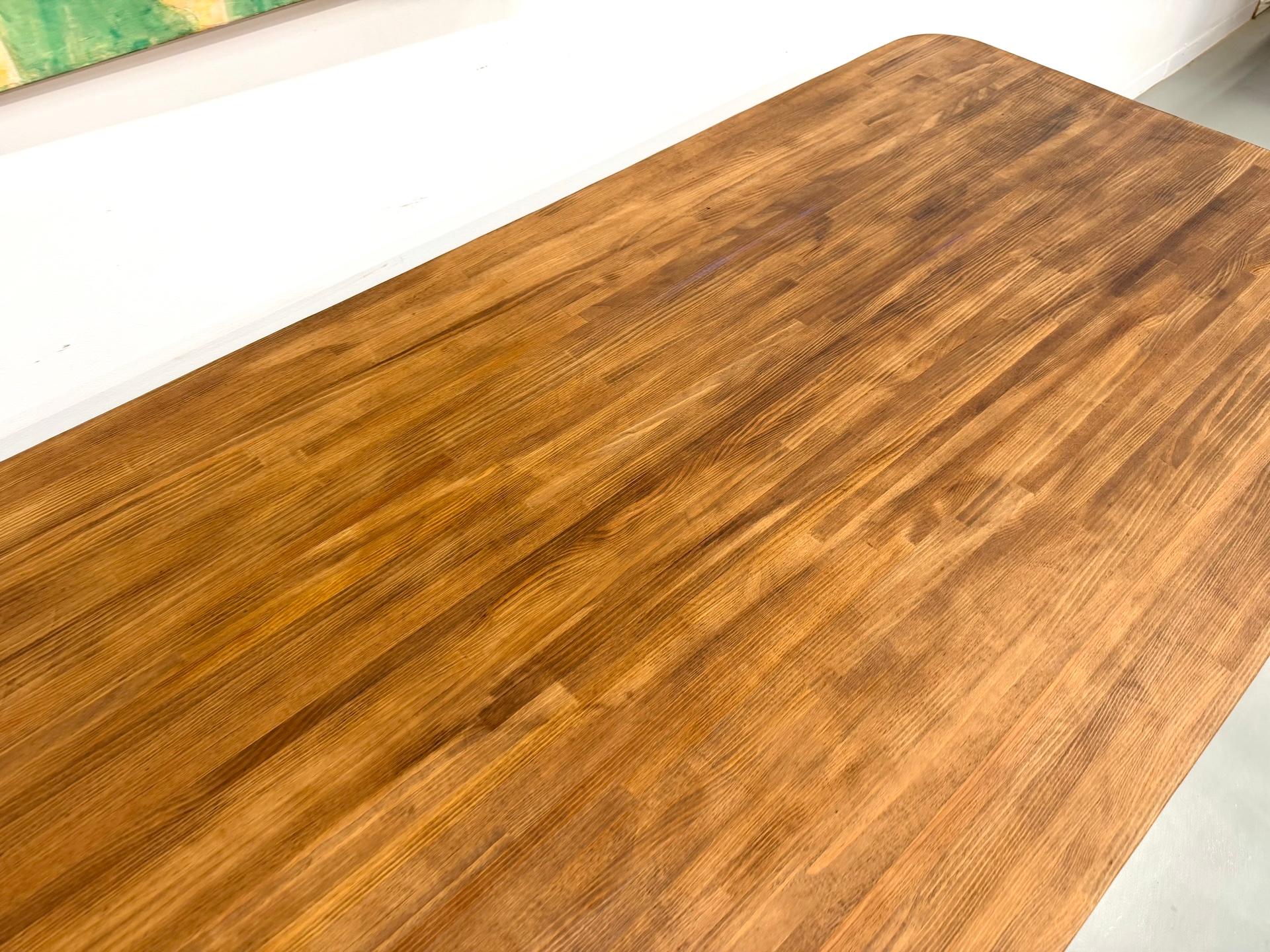 Grande table française en pin massif, vers 1950 Bon état - En vente à LYON, FR