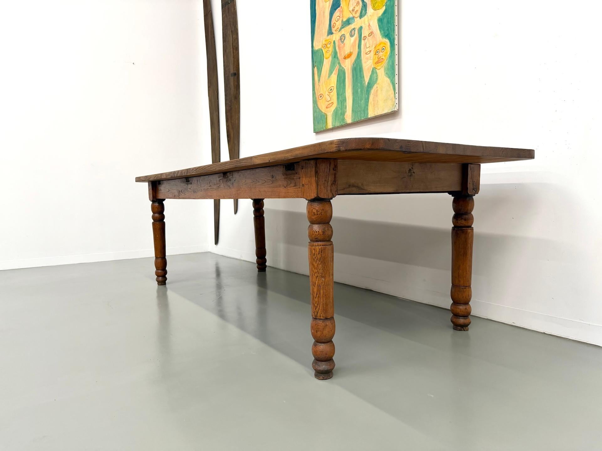 Milieu du XXe siècle Grande table française en pin massif, vers 1950 en vente