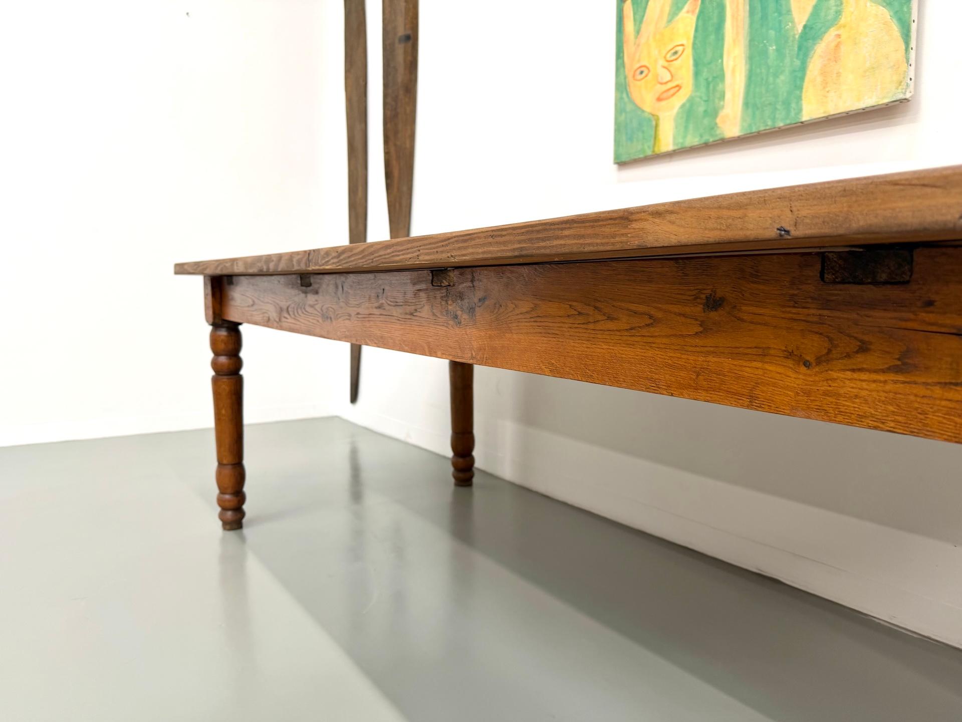 Pin Grande table française en pin massif, vers 1950 en vente