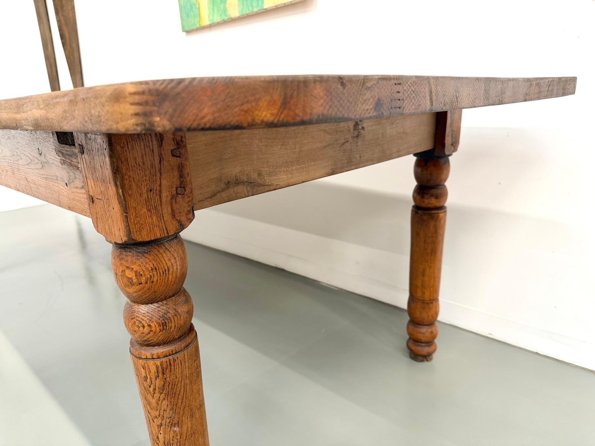 Grande table française en pin massif, vers 1950 en vente 1
