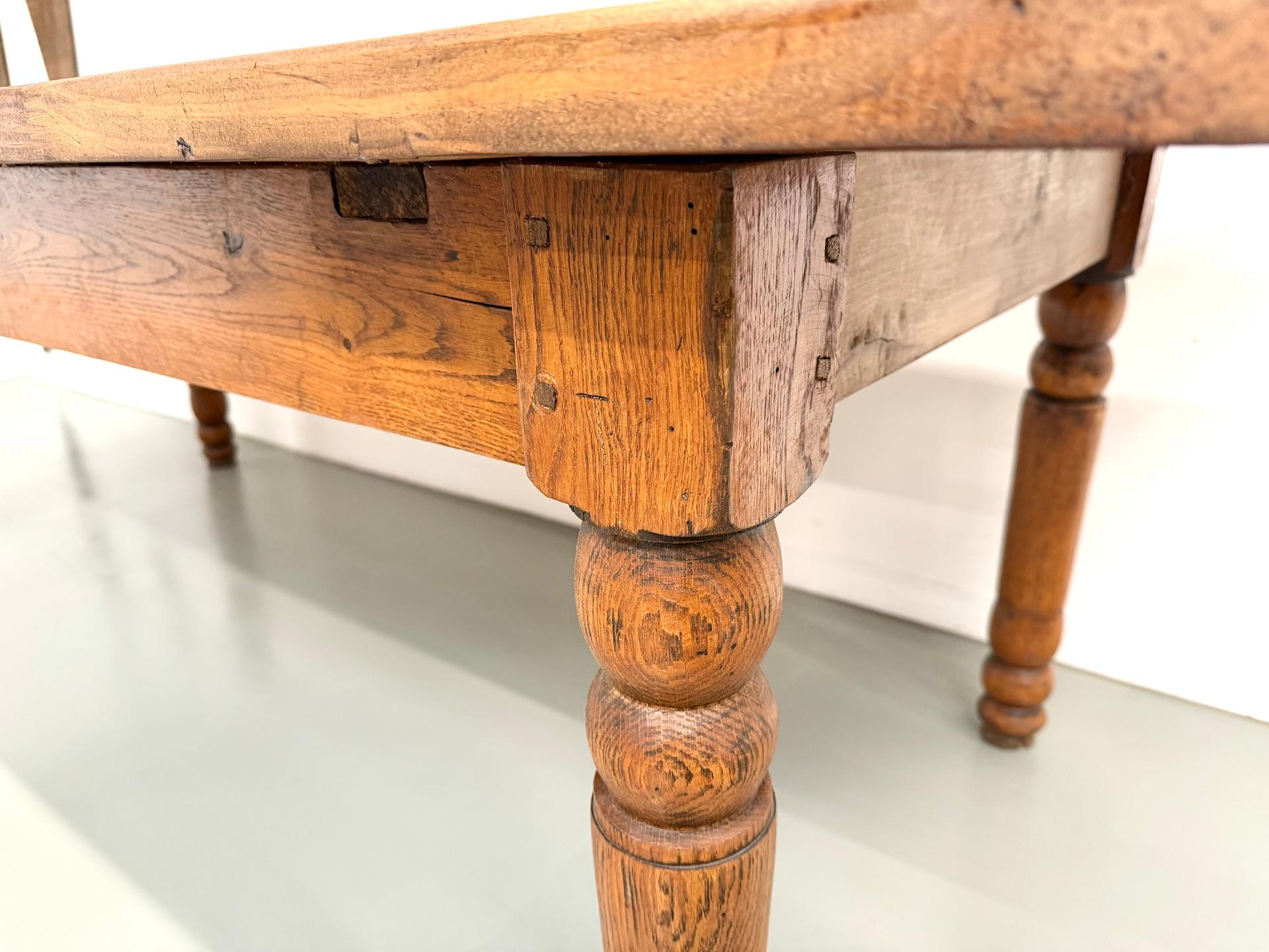 Grande table française en pin massif, vers 1950 en vente 2