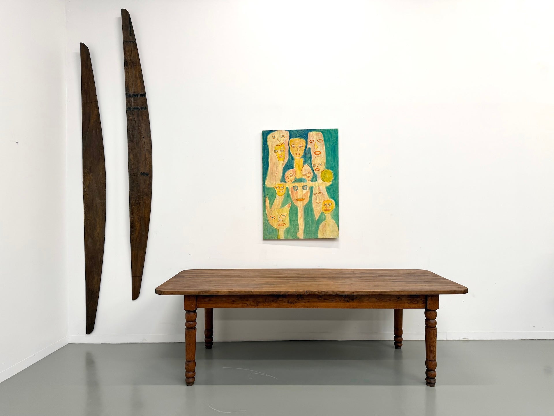 Grande table française en pin massif, vers 1950