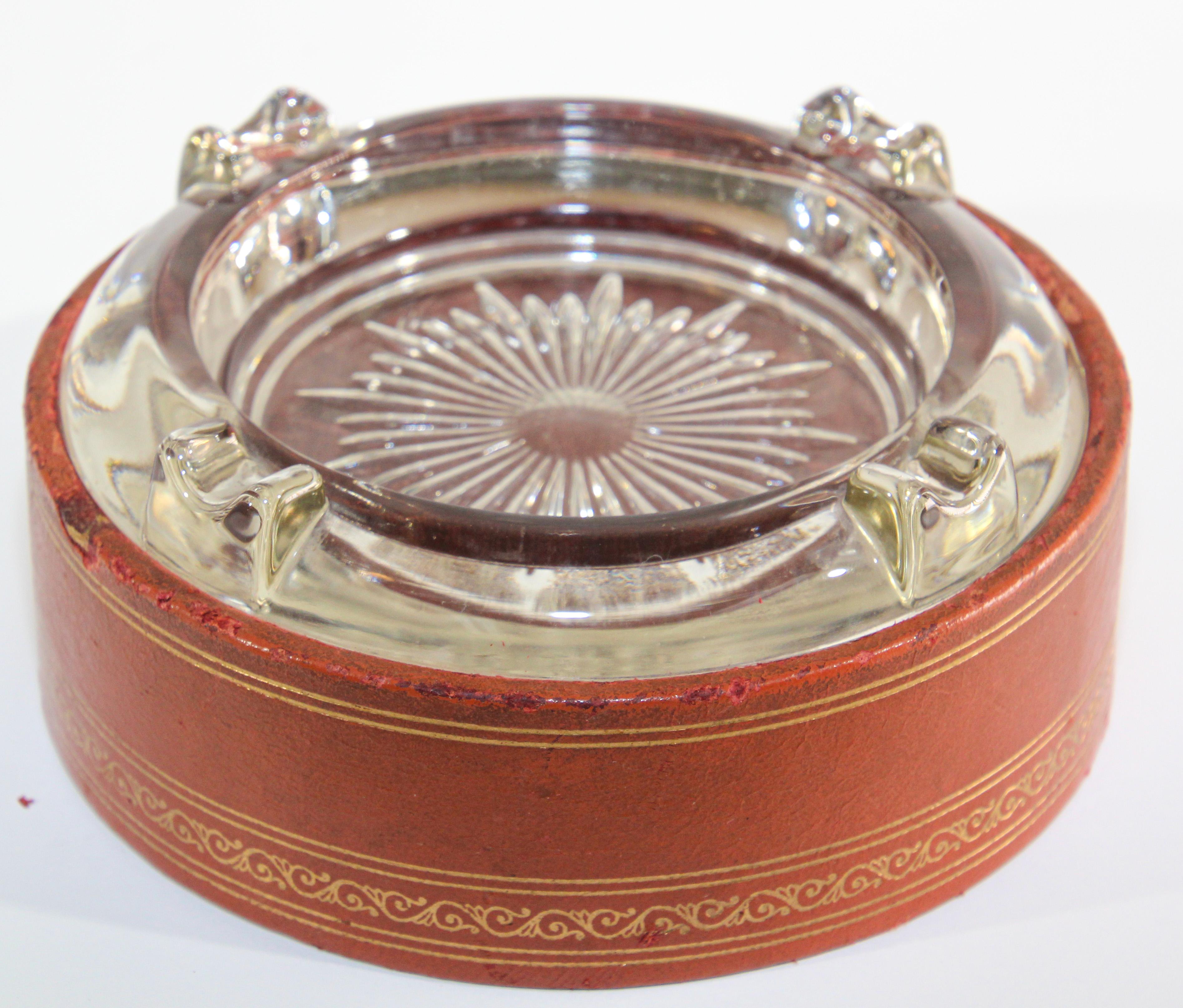 Vintage beautiful Italian 1950s design, leather and glass 2 pieces ashtray.
Leather base with a glass insert ashtray.
Gorgeous from any angle and makes a great addition to any barware set, wonderful decorative object, round shape, a perfect