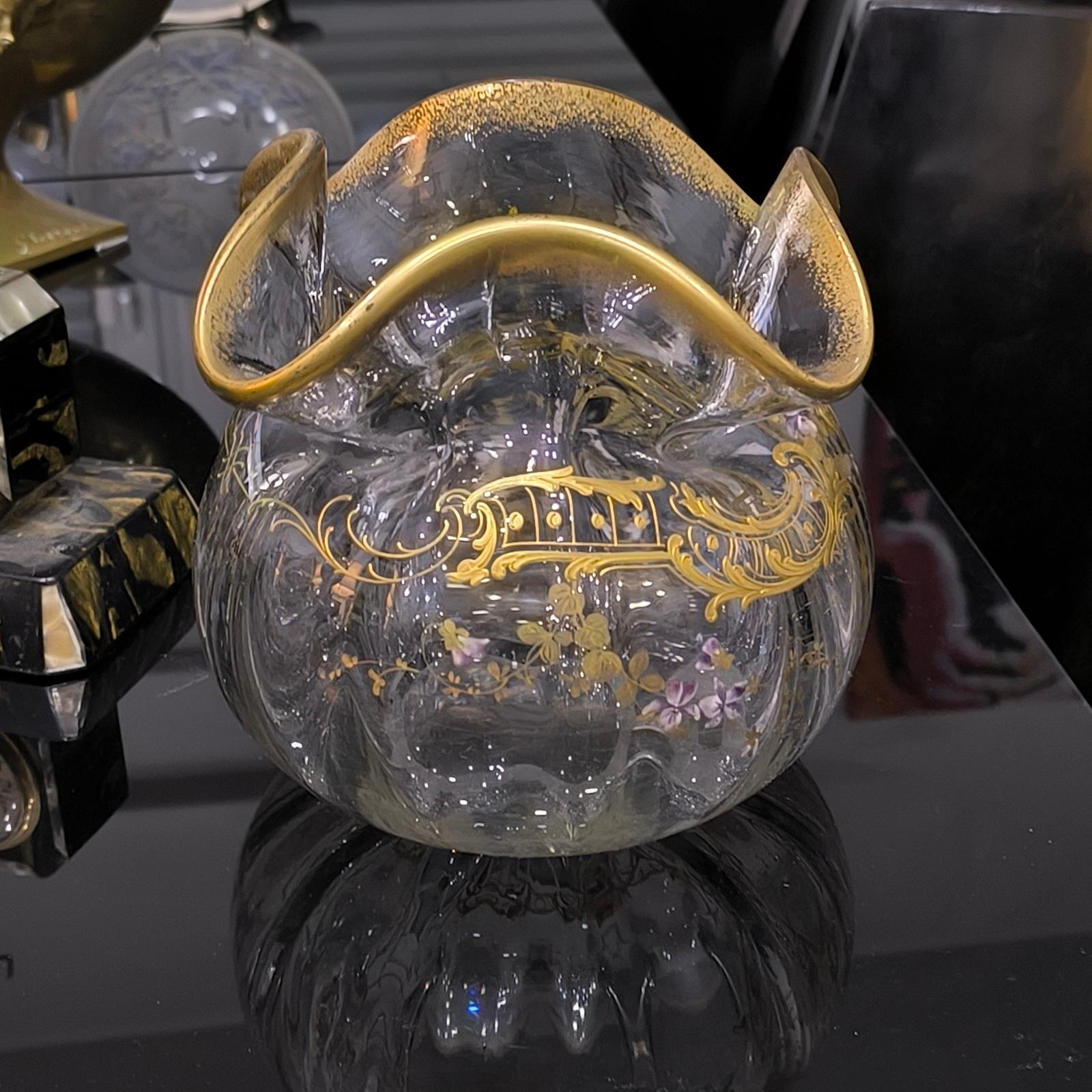Français Grand bol en cristal de St Louis avec décoration florale dorée et émaillée en vente