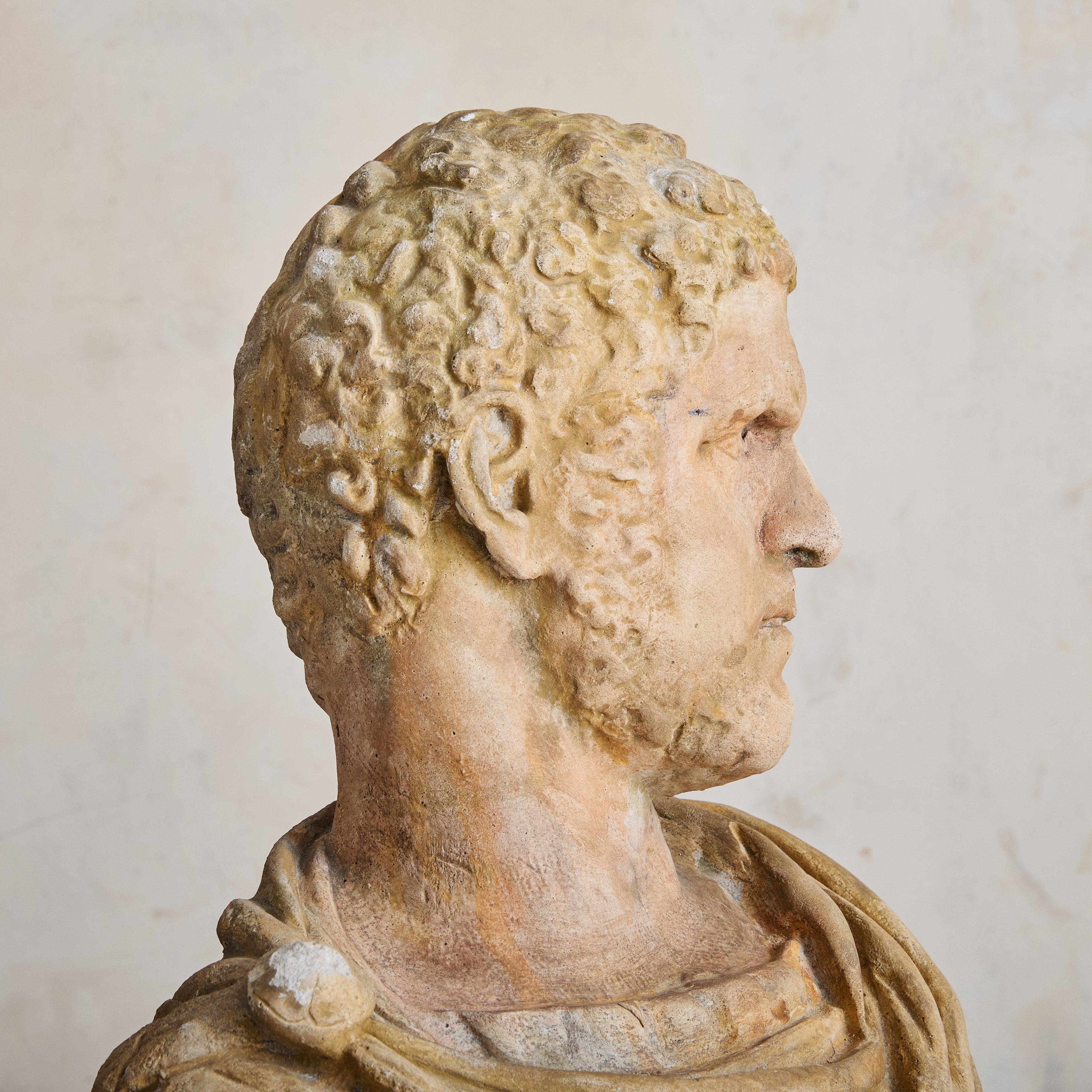 Imposant et évocateur, ce grand buste en pierre capture l'intensité stoïque de l'empereur Caracalla, l'une des figures les plus tristement célèbres de la Rome antique. Créée dans la France des années 1940, la sculpture reprend l'esprit de