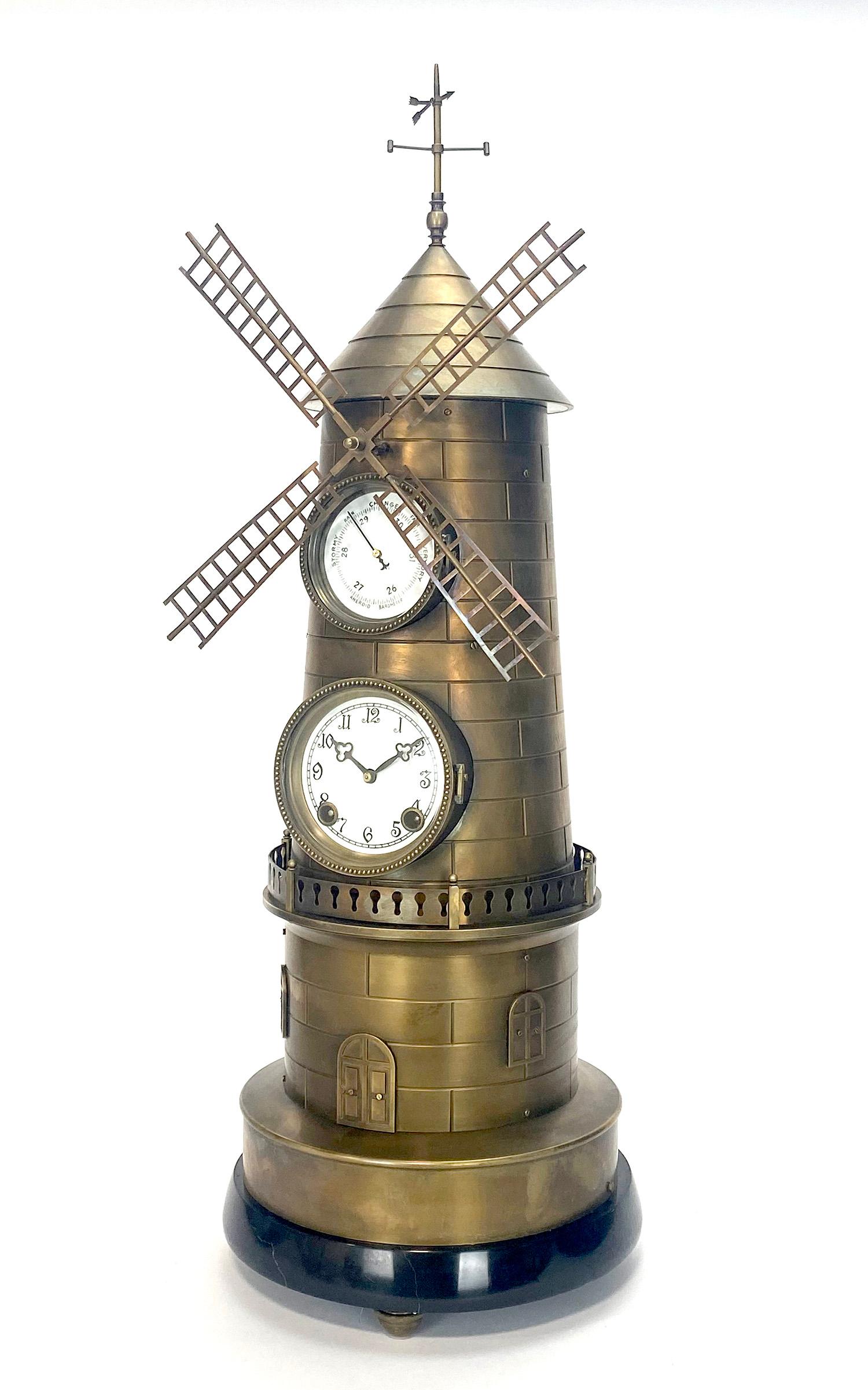 Große französische Stil 8 Tage Messing Automatik Windmühle Industrieuhr w Marmorsockel.

Hier haben wir ein wunderbares Beispiel für die in der französischen Uhrmacherei beliebten Industrieserien. Während die Uhr schlägt, dreht sich die Windmühle,
