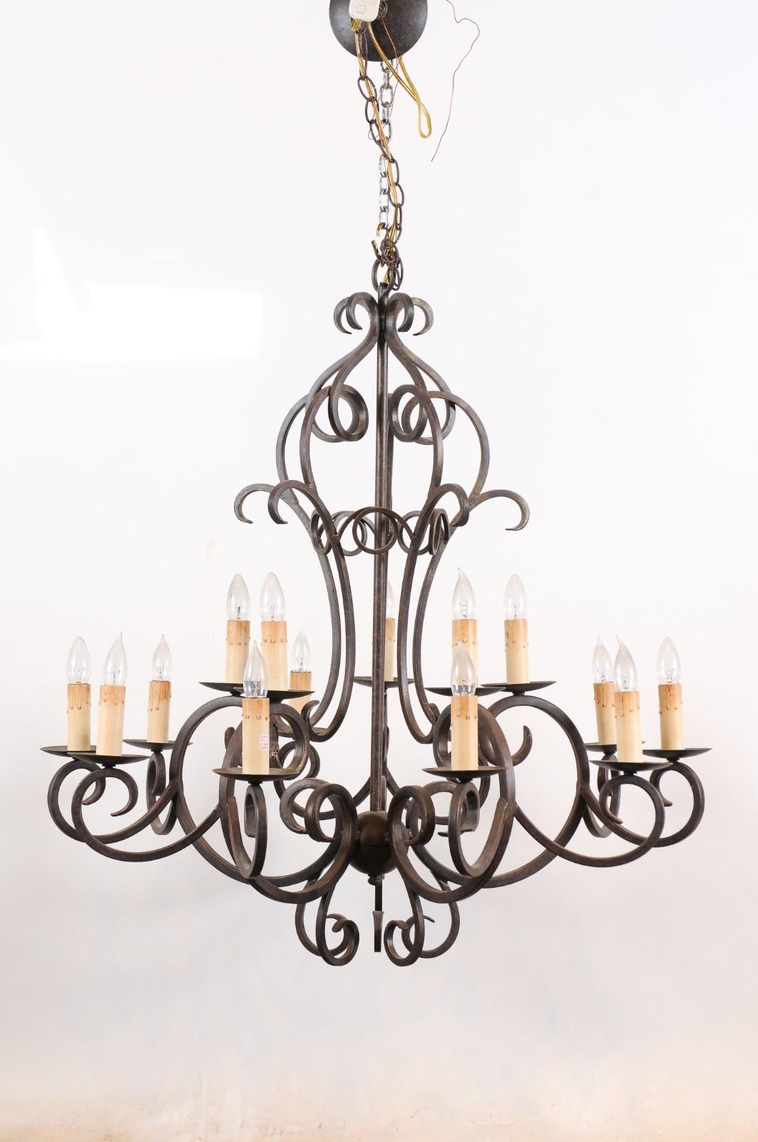 Large French Style Iron Chandelier with 15 Lights, Reproduction État moyen - En vente à Atlanta, GA