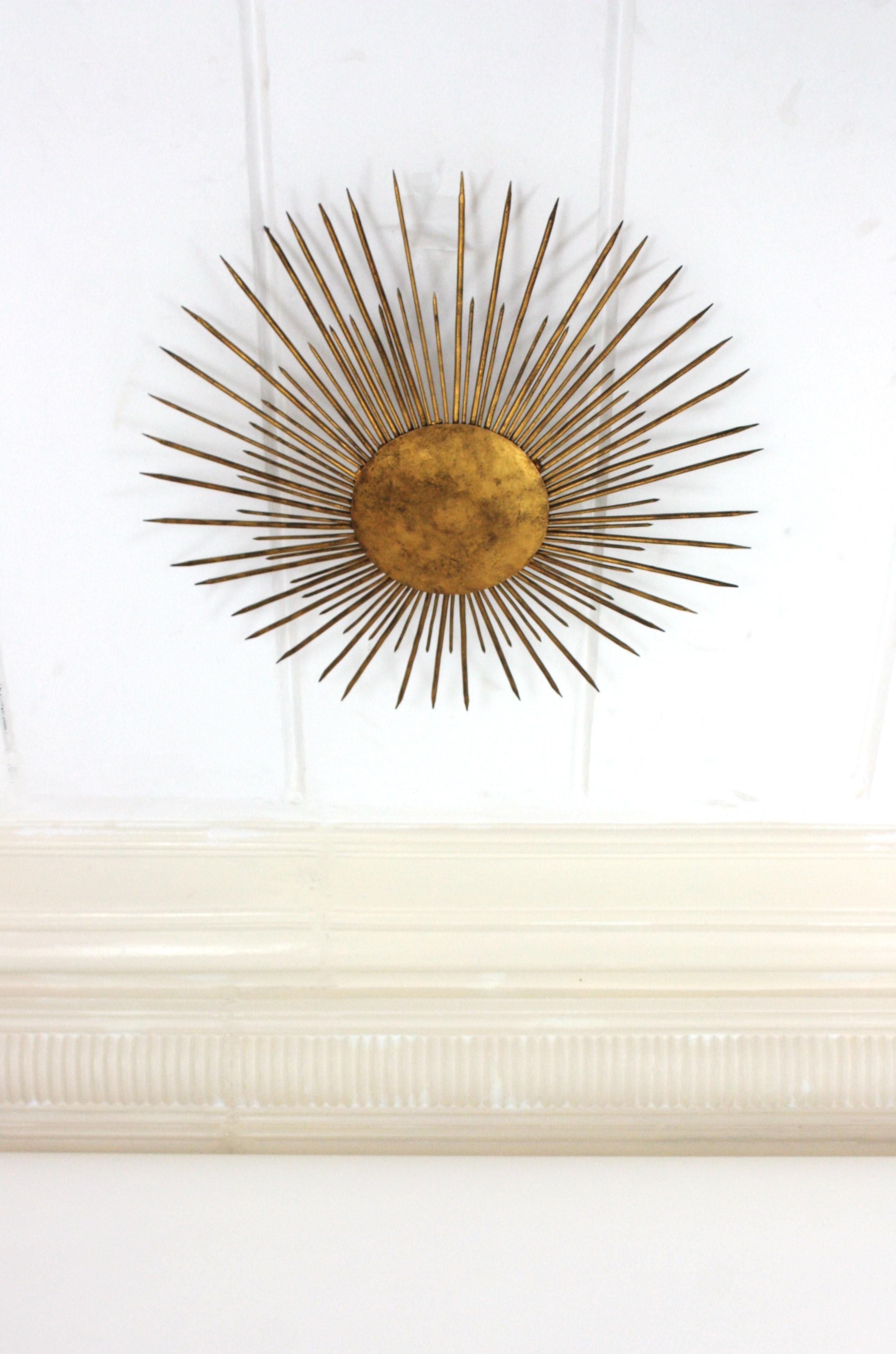 Gran aplique de luz francesa Sunburst Flush Mount de hierro dorado, años 40 en venta 2
