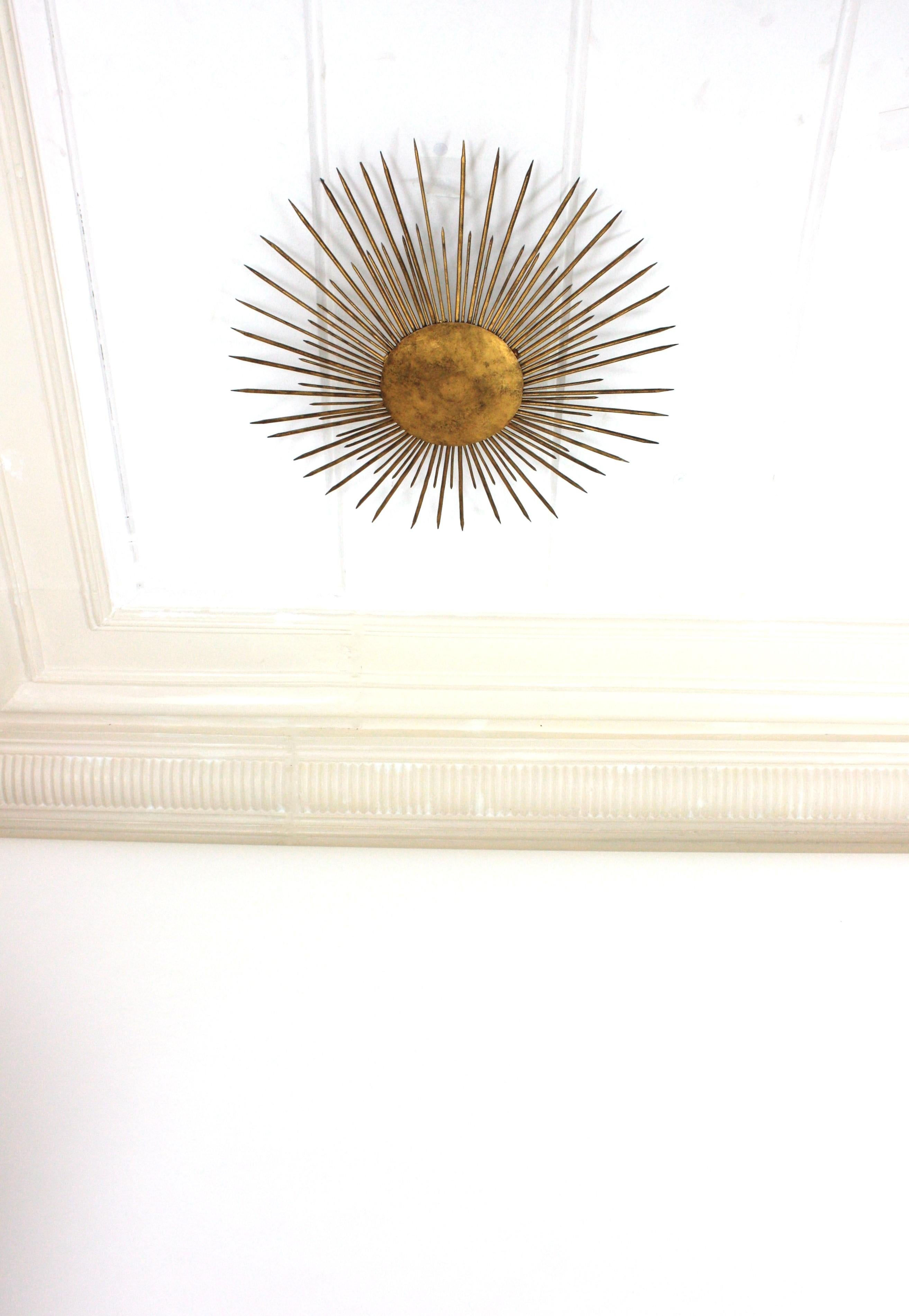 Gran aplique de luz francesa Sunburst Flush Mount de hierro dorado, años 40 en venta 3