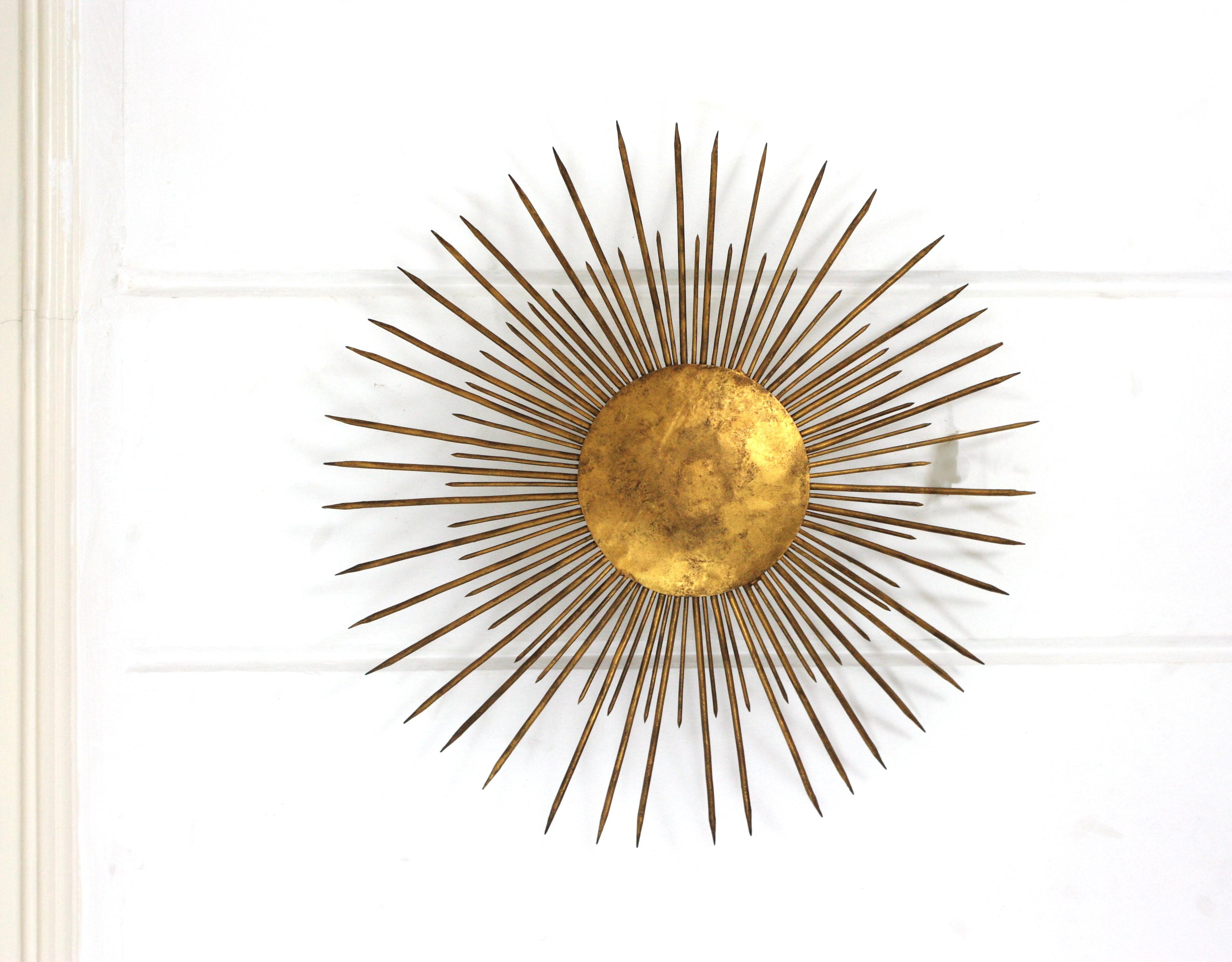 Gran aplique de luz francesa Sunburst Flush Mount de hierro dorado, años 40 en venta 4